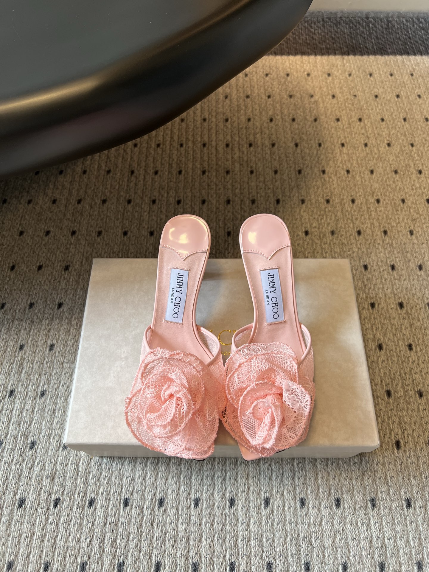 NO:876873,Jimmy Choo's new summer lace rose square-toe high-heeled sandals. Exquisite lace rose decoration embellishes the toe. The layered petal design brings a romantic atmosphere. The square-toe shoe shape is gentle and flatters the foot shape. The three colors have their own style, soft pink is gentle and sweet, pure white is fresh and smart, and pure black is cool and sexy, which can be easily adapted to different occasions.  The heelless sandal style is easy to put on and take off. The slender heel quietly elongates the proportion of the legs, walking elegantly without tiring the feet, and can be easily held on dates and commutes. The shoe body is made of fine leather with transparent lace, with a high-end texture and a soft hazy feeling. The inside is soft and skin-friendly, and it is not easy to wear the feet after long-term wear. It takes into account both appearance and comfort. Upper lace/open-edge beaded cowhide, inner sheepskin outsole Italian genuine leather outsole  size 35-42 (customized sizes 40, 41, 42 are non-refundable) Heel height 7cm, high heels and sandals, jimmy choo, sandals, high heels, cowhide, sheepskin, Leather soles19860909Jimmy Choo夏季新款蕾丝玫瑰方头高跟凉拖 精致蕾丝玫瑰装饰点缀鞋头,层层叠叠的花瓣设计自带浪漫氛围感,方头鞋型温柔又修饰脚型.三种配色各有风情,柔粉温柔甜妹、纯白清新灵动、纯黑酷飒性感,轻松适配不同场合穿搭. 无后跟凉拖款式穿脱便捷,细跟悄悄拉长腿部比例,走路优雅又不累脚,约会通勤都能轻松hold住.鞋身采用细腻皮革搭配通透蕾丝,质感高级又带着柔美的朦胧感,内里亲肤柔软,久穿也不易磨脚,兼顾颜值与舒适感. 鞋面蕾丝/开边珠牛皮 内里羊皮 大底意大利真皮大底 size35-42码（40、41、42码定制不退换） 跟高7cm,高跟鞋凉鞋,jimmy choo,sandals,high heels,cowhide,sheepskin,Leather soles,Women's Shoes