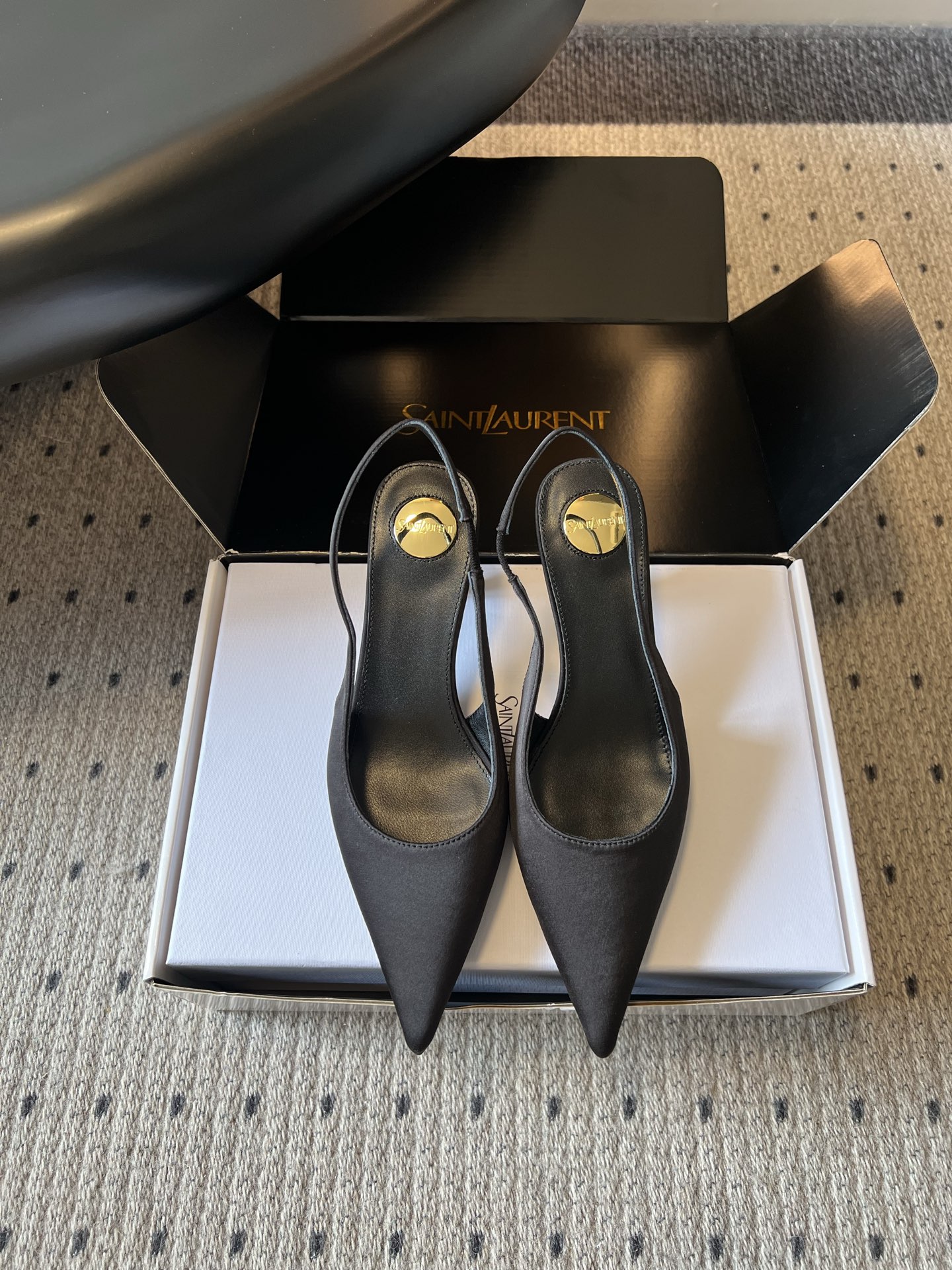 NO:874776,Saint Lauren*YSL's new summer satin pointed toe back strap high-heeled sandals. The delicate satin material has a soft light texture. When paired with a neat pointed toe shoe shape, it brings out a French high-end atmosphere. Paired with suit pants, you will be a capable and dashing workplace queen. Paired with a dress, you can instantly transform into a French retro beauty. It is suitable for switching between a variety of styles. It can easily adapt to different occasions.  The thin back strap design fits the ankle, which can not only firmly fix the shoe body, but also visually lengthen the leg line, modifying the slender and skinny foot shape. The pointed toe naturally extends the leg proportions, and is paired with a delicate stiletto heel, which brings a swaying femininity when walking, and can be held for commuting and dating. Satin upper, sheepskin lining, leather outsole, size 35-40 (40 size customization is not returnable), heel height 6cm, sandals, saint  laurent,saint laurent,sandals,skirts,business suit,sheepskin,silk fabric,Leather soles19860909Saint Lauren*YSL夏季新款缎面尖头后绊带高跟凉鞋 细腻缎面材质自带柔光质感,搭配利落尖头鞋型,一上脚就自带法式高级氛围.搭配西装裤是干练飒爽的职场女王,搭配连衣裙又能秒变法式复古美人,适配多种风格切换.轻松适配不同场合. 细带后绊带设计贴合脚踝,既能牢牢固定鞋身,又能在视觉上拉长腿部线条,修饰出纤细骨感的脚型.尖头鞋头自然延伸腿部比例,搭配精致细跟,走路时自带摇曳生姿的女人味,通勤约会都能hold住. 鞋面绸缎 内里羊皮 大底真皮大底 size35-40码（40码定制不退换） 跟高6cm,凉鞋,saint laurent,saint laurent,sandals,skirts,business suit,sheepskin,silk fabric,Leather soles,Women's Shoes