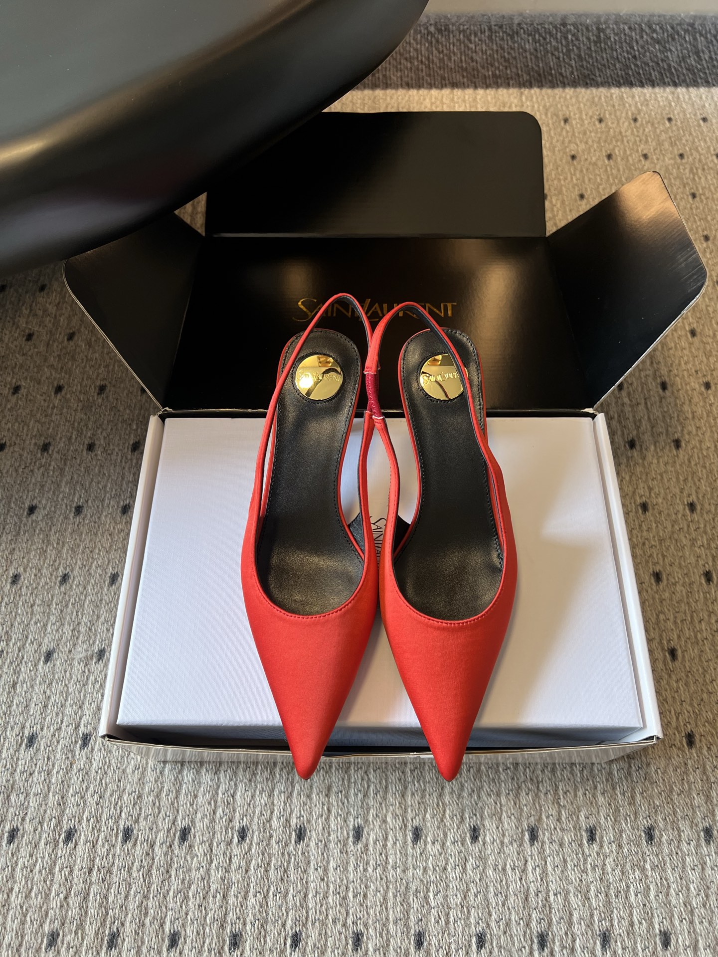 NO:874783,Saint Lauren*YSL's new summer satin pointed toe back strap high-heeled sandals. The delicate satin material has a soft light texture. When paired with a neat pointed toe shoe shape, it brings out a French high-end atmosphere. Paired with suit pants, you will be a capable and dashing workplace queen. Paired with a dress, you can instantly transform into a French retro beauty. It is suitable for switching between a variety of styles. It can easily adapt to different occasions.  The thin back strap design fits the ankle, which can not only firmly fix the shoe body, but also visually lengthen the leg line, modifying the slender and skinny foot shape. The pointed toe naturally extends the leg proportions, and is paired with a delicate stiletto heel, which brings a swaying femininity when walking, and can be held for commuting and dating. Satin upper, sheepskin lining, leather outsole, size 35-40 (40 size customization is not returnable), heel height 6cm, sandals, saint  laurent,saint laurent,sandals,skirts,business suit,sheepskin,silk fabric,Leather soles19860909Saint Lauren*YSL夏季新款缎面尖头后绊带高跟凉鞋 细腻缎面材质自带柔光质感,搭配利落尖头鞋型,一上脚就自带法式高级氛围.搭配西装裤是干练飒爽的职场女王,搭配连衣裙又能秒变法式复古美人,适配多种风格切换.轻松适配不同场合. 细带后绊带设计贴合脚踝,既能牢牢固定鞋身,又能在视觉上拉长腿部线条,修饰出纤细骨感的脚型.尖头鞋头自然延伸腿部比例,搭配精致细跟,走路时自带摇曳生姿的女人味,通勤约会都能hold住. 鞋面绸缎 内里羊皮 大底真皮大底 size35-40码（40码定制不退换） 跟高6cm,凉鞋,saint laurent,saint laurent,sandals,skirts,business suit,sheepskin,silk fabric,Leather soles,Women's Shoes