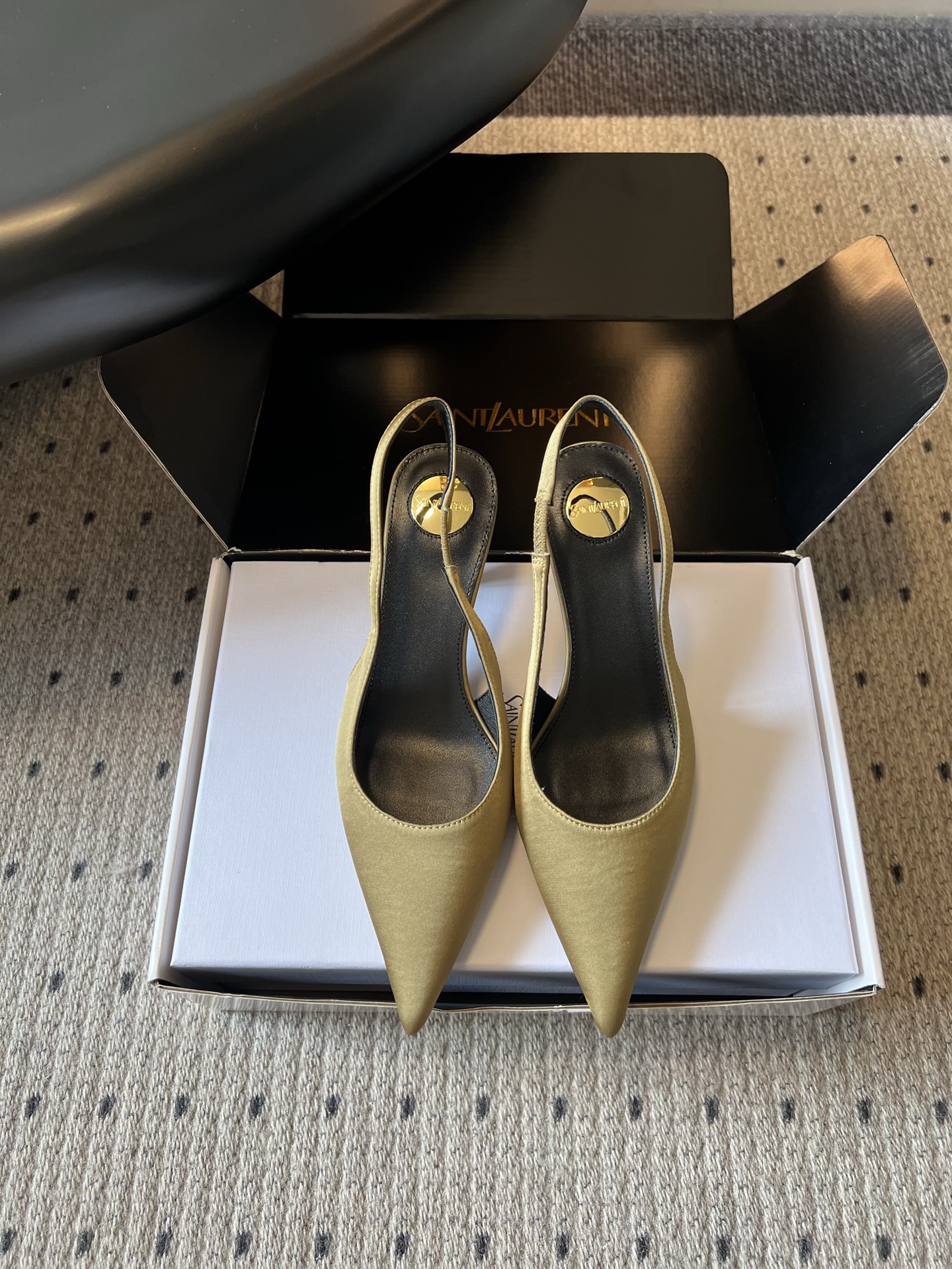 NO:874791,Saint Lauren*YSL's new summer satin pointed toe back strap high-heeled sandals. The delicate satin material has a soft light texture. When paired with a neat pointed toe shoe shape, it brings out a French high-end atmosphere. Paired with suit pants, you will be a capable and dashing workplace queen. Paired with a dress, you can instantly transform into a French retro beauty. It is suitable for switching between a variety of styles. It can easily adapt to different occasions.  The thin back strap design fits the ankle, which can not only firmly fix the shoe body, but also visually lengthen the leg line, modifying the slender and skinny foot shape. The pointed toe naturally extends the leg proportions, and is paired with a delicate stiletto heel, which brings a swaying femininity when walking, and can be held for commuting and dating. Satin upper, sheepskin lining, leather outsole, size 35-40 (40 size customization is not returnable), heel height 6cm, sandals, saint  laurent,saint laurent,sandals,skirts,business suit,sheepskin,silk fabric,Leather soles19860909Saint Lauren*YSL夏季新款缎面尖头后绊带高跟凉鞋 细腻缎面材质自带柔光质感,搭配利落尖头鞋型,一上脚就自带法式高级氛围.搭配西装裤是干练飒爽的职场女王,搭配连衣裙又能秒变法式复古美人,适配多种风格切换.轻松适配不同场合. 细带后绊带设计贴合脚踝,既能牢牢固定鞋身,又能在视觉上拉长腿部线条,修饰出纤细骨感的脚型.尖头鞋头自然延伸腿部比例,搭配精致细跟,走路时自带摇曳生姿的女人味,通勤约会都能hold住. 鞋面绸缎 内里羊皮 大底真皮大底 size35-40码（40码定制不退换） 跟高6cm,凉鞋,saint laurent,saint laurent,sandals,skirts,business suit,sheepskin,silk fabric,Leather soles,Women's Shoes