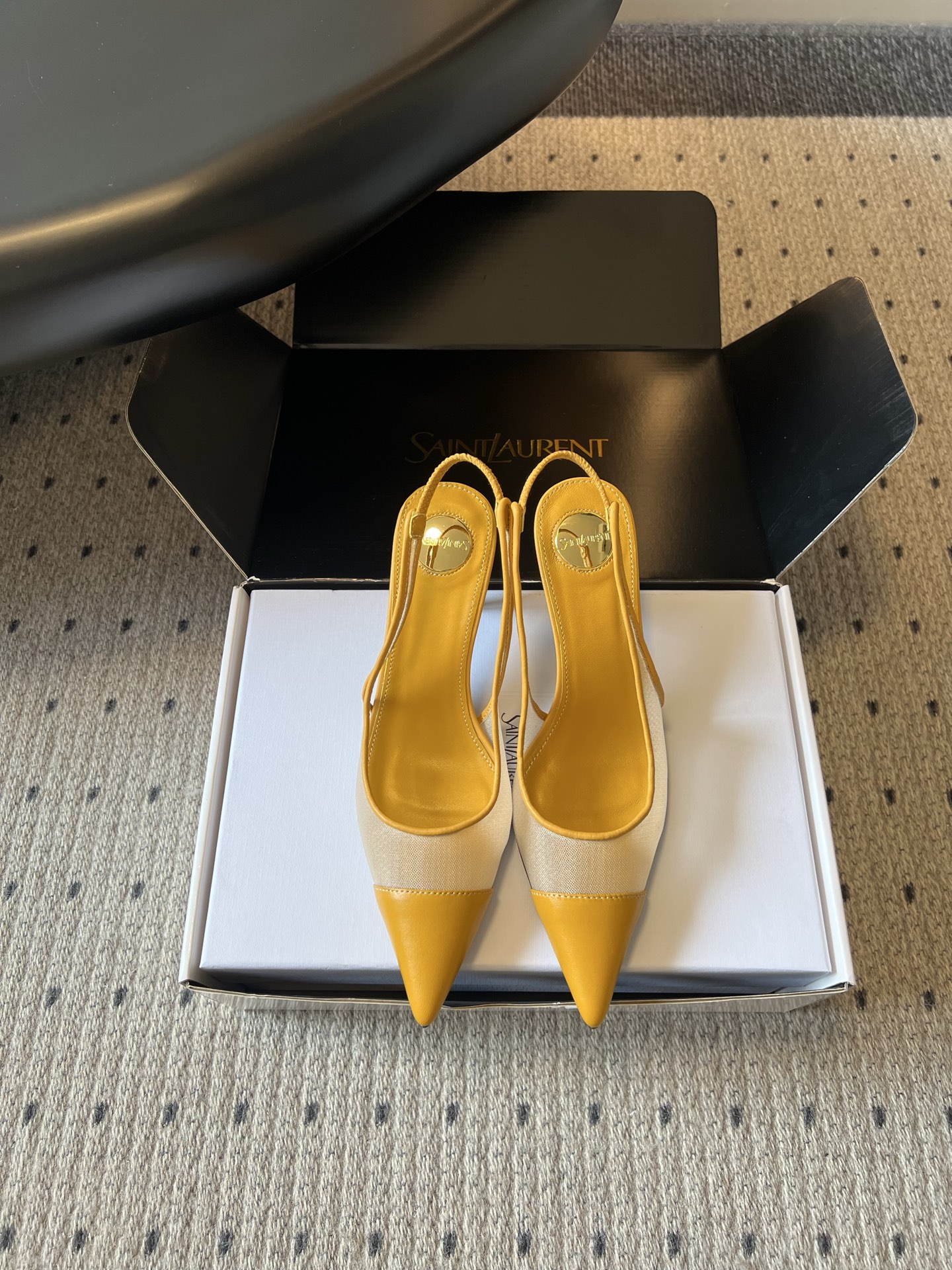 NO:886143,Top quality Saint Lauren*YSL new summer style pointed-toe mesh color-blocked high-heeled sandals. The neat pointed-toe lines bring retro elegance. The classic black and white color scheme is calm and atmospheric, while the bright yellow contrasting color is bright and eye-catching. Both styles can easily adapt to your daily wear.  The thin strap back strap design can not only firmly fix the shoe body, but also visually lengthen the ankle line, modifying the slender and skinny foot shape. The pointed toe toe naturally extends the proportion of the leg, and is matched with a delicate stiletto heel. It has a swaying femininity when walking, which can be held for commuting and dating. Upper sheepskin/mesh lining sheepskin Outsole Genuine leather outsole Size 35-40 (customized size 40 is not returnable) Heel height 6cm, high-heeled sandals, saint  laurent,saint laurent,sandals,high heels,sheepskin,leather soles19860909顶级品质 Saint Lauren*YSL夏季新款尖头网纱拼色后绊带高跟凉鞋 利落尖头线条自带复古优雅气场.经典黑白配色沉稳大气,明黄撞色明媚吸睛,两种风格都能轻松适配你的日常穿搭. 细带后绊带设计既能牢牢固定鞋身,又能在视觉上拉长脚踝线条,修饰出纤细骨感的脚型.尖头鞋头自然延伸腿部比例,搭配精致细跟,走路时自带摇曳生姿的女人味,通勤约会都能hold住. 鞋面羊皮/网布 内里羊皮 大底真皮大底 size35-40码（40码定制不退换） 跟高6cm,高跟鞋凉鞋,saint laurent,saint laurent,sandals,high heels,sheepskin,Leather soles,Women's Shoes