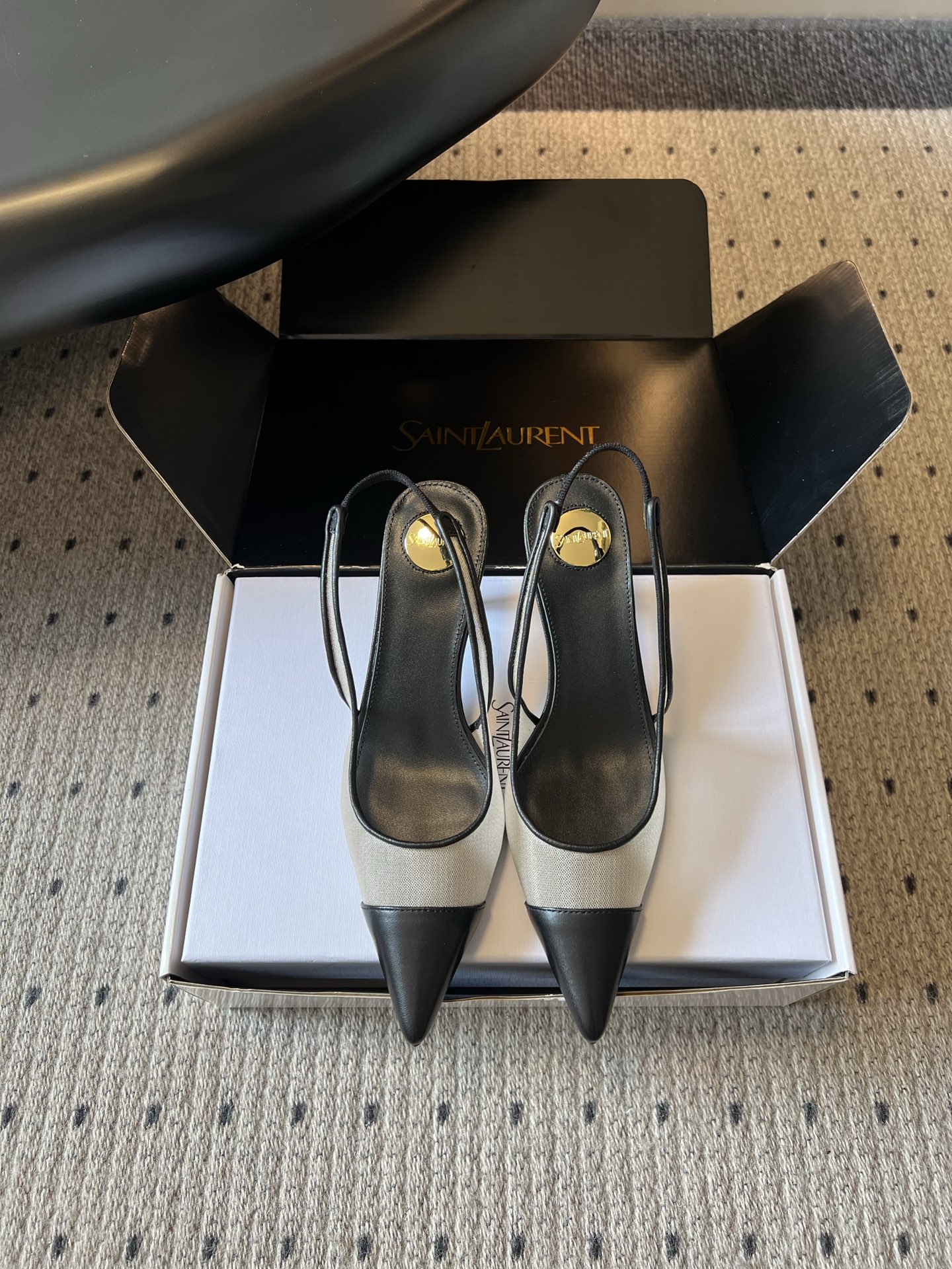 NO:874798,Saint Lauren*YSL's new summer style pointed-toe mesh color-blocked high-heeled sandals. The neat pointed-toe lines bring retro elegance. The classic black and white color scheme is calm and atmospheric, while the bright yellow contrasting color is bright and eye-catching. Both styles can easily adapt to your daily wear.  The thin strap back strap design can not only firmly fix the shoe body, but also visually lengthen the ankle line, modifying the slender and skinny foot shape. The pointed toe naturally extends the proportion of the leg, and is matched with a delicate stiletto heel. It has a swaying femininity when walking, which can be held for commuting and dating. Upper sheepskin/mesh lining sheepskin Outsole Genuine leather outsole size 35-40 (40 size customization is not returnable) Heel height 6cm, sandals, saint  laurent,saint laurent,sandals,sheepskin,leather soles19860909Saint Lauren*YSL夏季新款尖头网纱拼色后绊带高跟凉鞋 利落尖头线条自带复古优雅气场.经典黑白配色沉稳大气,明黄撞色明媚吸睛,两种风格都能轻松适配你的日常穿搭. 细带后绊带设计既能牢牢固定鞋身,又能在视觉上拉长脚踝线条,修饰出纤细骨感的脚型.尖头鞋头自然延伸腿部比例,搭配精致细跟,走路时自带摇曳生姿的女人味,通勤约会都能hold住. 鞋面羊皮/网布 内里羊皮 大底真皮大底 size35-40码（40码定制不退换） 跟高6cm,凉鞋,saint laurent,saint laurent,sandals,sheepskin,Leather soles,Women's Shoes