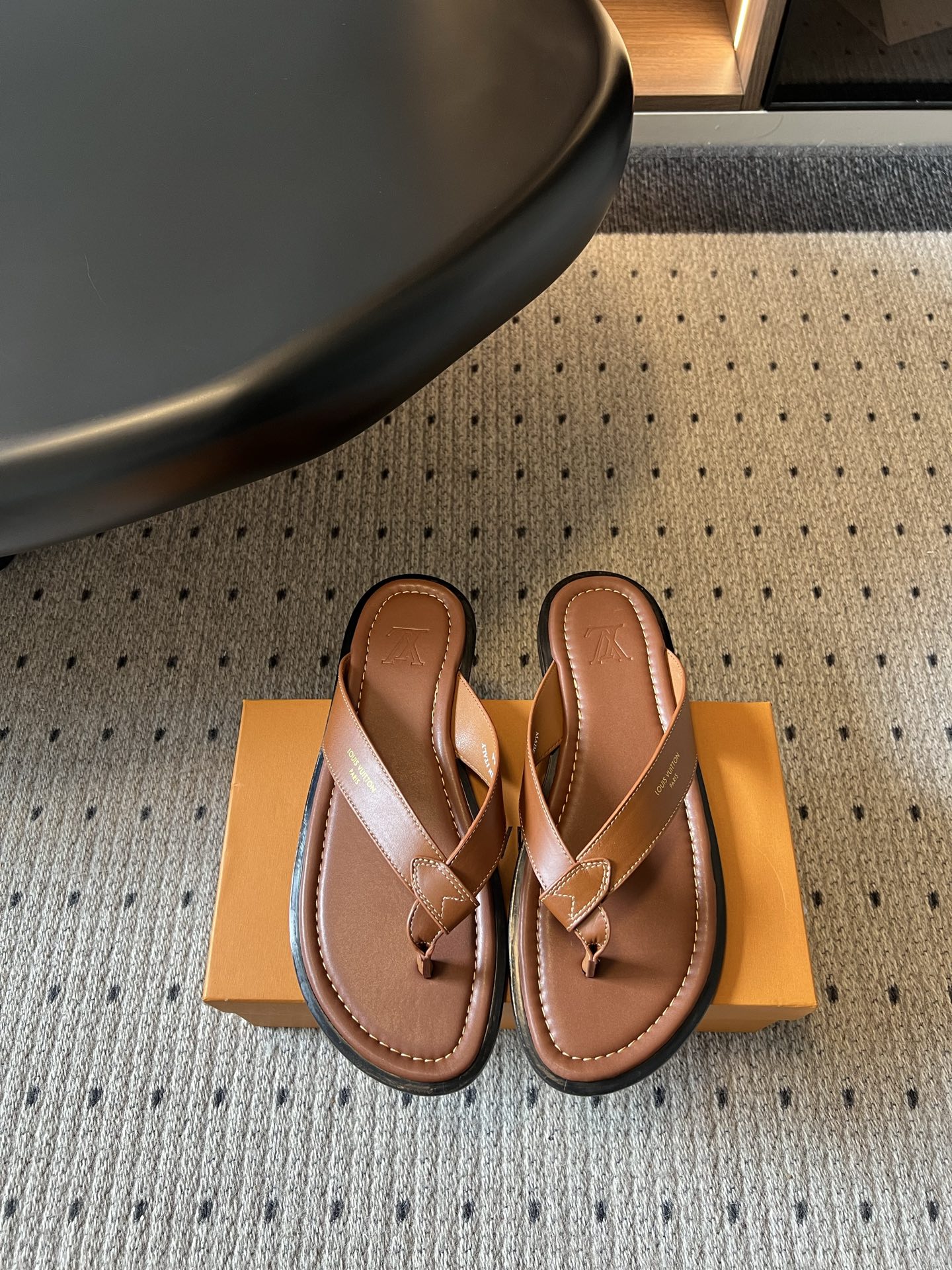 NO:876790,Louis Vuitto*26ss new summer classic men's flip-flops are based on a simple and neat herringbone shape, integrating the brand's iconic elements to create summer shoes that are both practical and high-end. The shoe body is made of high-quality leather, with a fine and wear-resistant texture. The design fits the shape of the foot, making it easy to put on and take off while also improving the overall comfort. The presentation of different colors also makes it suitable for more wearing scenarios.  If you are looking for a pair of shoes that can adapt to various summer scenes and show your taste, this flip-flop is definitely an ideal choice. You can choose from a variety of styles and colors, which can easily be the highlight of your outfit throughout the summer. Size: 39-46 (customized sizes 45 and 46 are non-returnable). 298, split-toe shoes, Louis Vuitton19860909Louis Vuitto*26ss夏季新款经典男士人字拖 以简约利落的人字造型为基础,融合品牌标志性元素,打造出兼具实用性与高级感的夏日鞋履.鞋身采用优质皮革材质,质感细腻耐磨,设计贴合脚型,穿脱便捷的同时也提升了整体舒适度,不同配色的呈现也让它适配更多穿搭场景. 如果你正在寻找一双既能适配夏日多种场景,又能彰显品味的鞋款,这款人字拖绝对是理想之选,多种风格配色任你挑选,轻松承包你整个夏天的穿搭亮点. size:39-46码（45、46码定制不退换） . 298,分趾鞋,louis vuitton,Women's Shoes