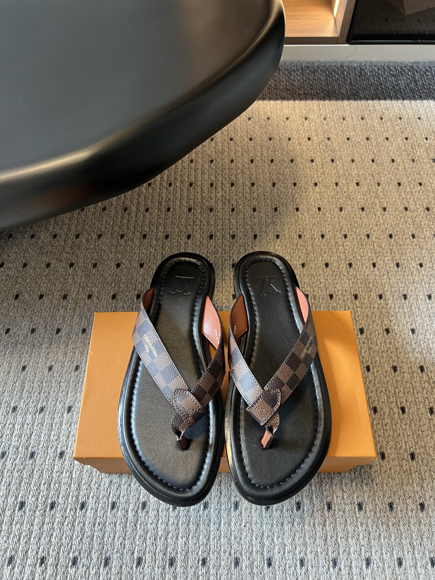 NO:876797,Louis Vuitto*26ss new summer classic men's flip-flops are based on a simple and neat herringbone shape, integrating the brand's iconic elements to create summer shoes that are both practical and high-end. The shoe body is made of high-quality leather, with a fine and wear-resistant texture. The design fits the shape of the foot, making it easy to put on and take off while also improving the overall comfort. The presentation of different colors also makes it suitable for more wearing scenarios.  If you are looking for a pair of shoes that can adapt to various summer scenes and show off your taste, this flip-flop is definitely an ideal choice. You can choose from a variety of styles and colors, which can easily be the highlight of your outfit throughout the summer. Size: 39-46 (customized sizes 45 and 46 are non-refundable) 298, split-toe shoes, Louis Vuitton19860909Louis Vuitto*26ss夏季新款经典男士人字拖 以简约利落的人字造型为基础,融合品牌标志性元素,打造出兼具实用性与高级感的夏日鞋履.鞋身采用优质皮革材质,质感细腻耐磨,设计贴合脚型,穿脱便捷的同时也提升了整体舒适度,不同配色的呈现也让它适配更多穿搭场景. 如果你正在寻找一双既能适配夏日多种场景,又能彰显品味的鞋款,这款人字拖绝对是理想之选,多种风格配色任你挑选,轻松承包你整个夏天的穿搭亮点. size:39-46码（45、46码定制不退换） 298,分趾鞋,louis vuitton,Women's Shoes