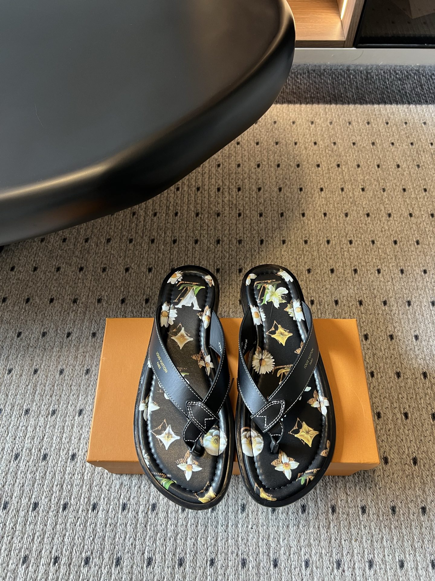 NO:876807,Louis Vuitto*26ss new summer classic men's flip-flops are based on a simple and neat herringbone shape, integrating the brand's iconic elements to create summer shoes that are both practical and high-end. The shoe body is made of high-quality leather, with a fine and wear-resistant texture. The design fits the shape of the foot, making it easy to put on and take off while also improving the overall comfort. The presentation of different colors also makes it suitable for more wearing scenarios.  If you are looking for a pair of shoes that can adapt to various summer scenes and show off your taste, this flip-flop is definitely an ideal choice. You can choose from a variety of styles and colors, which can easily be the highlight of your outfit throughout the summer. Size: 39-46 (customized sizes 45 and 46 are non-refundable) 298, split-toe shoes, Louis Vuitton19860909Louis Vuitto*26ss夏季新款经典男士人字拖 以简约利落的人字造型为基础,融合品牌标志性元素,打造出兼具实用性与高级感的夏日鞋履.鞋身采用优质皮革材质,质感细腻耐磨,设计贴合脚型,穿脱便捷的同时也提升了整体舒适度,不同配色的呈现也让它适配更多穿搭场景. 如果你正在寻找一双既能适配夏日多种场景,又能彰显品味的鞋款,这款人字拖绝对是理想之选,多种风格配色任你挑选,轻松承包你整个夏天的穿搭亮点. size:39-46码（45、46码定制不退换）298,分趾鞋,louis vuitton,Women's Shoes