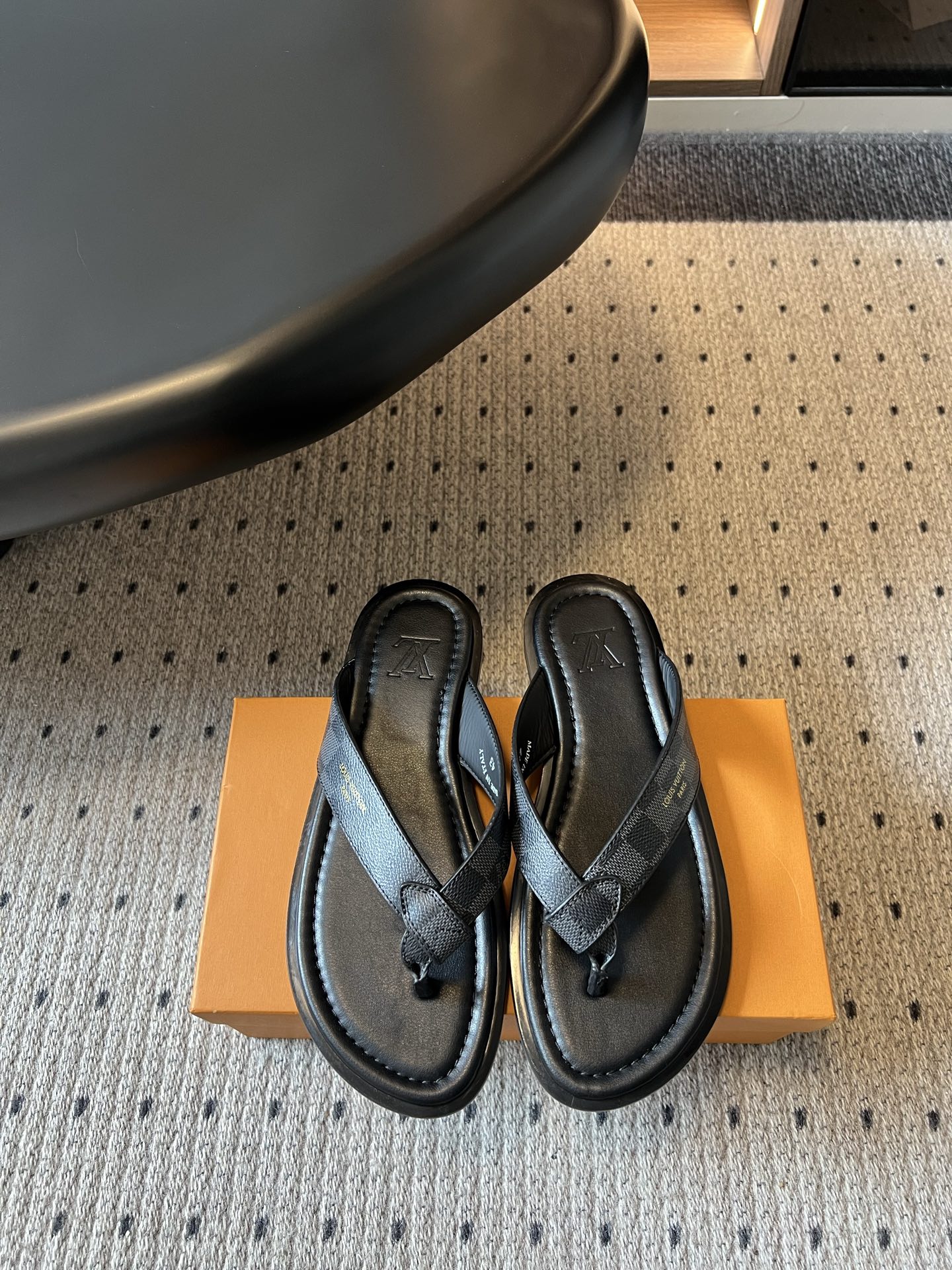 NO:876817,Louis Vuitto*26ss new summer classic men's flip-flops are based on a simple and neat herringbone shape, integrating the brand's iconic elements to create summer shoes that are both practical and high-end. The shoe body is made of high-quality leather, with a fine and wear-resistant texture. The design fits the shape of the foot, making it easy to put on and take off while also improving the overall comfort. The presentation of different colors also makes it suitable for more wearing scenarios.  If you are looking for a pair of shoes that can adapt to various summer scenes and show off your taste, this flip-flop is definitely an ideal choice. You can choose from a variety of styles and colors, which can easily be the highlight of your outfit throughout the summer. Size: 39-46 (customized sizes 45 and 46 are non-refundable) 298, split-toe shoes, Louis Vuitton19860909Louis Vuitto*26ss夏季新款经典男士人字拖 以简约利落的人字造型为基础,融合品牌标志性元素,打造出兼具实用性与高级感的夏日鞋履.鞋身采用优质皮革材质,质感细腻耐磨,设计贴合脚型,穿脱便捷的同时也提升了整体舒适度,不同配色的呈现也让它适配更多穿搭场景. 如果你正在寻找一双既能适配夏日多种场景,又能彰显品味的鞋款,这款人字拖绝对是理想之选,多种风格配色任你挑选,轻松承包你整个夏天的穿搭亮点. size:39-46码（45、46码定制不退换） 298,分趾鞋,louis vuitton,Women's Shoes