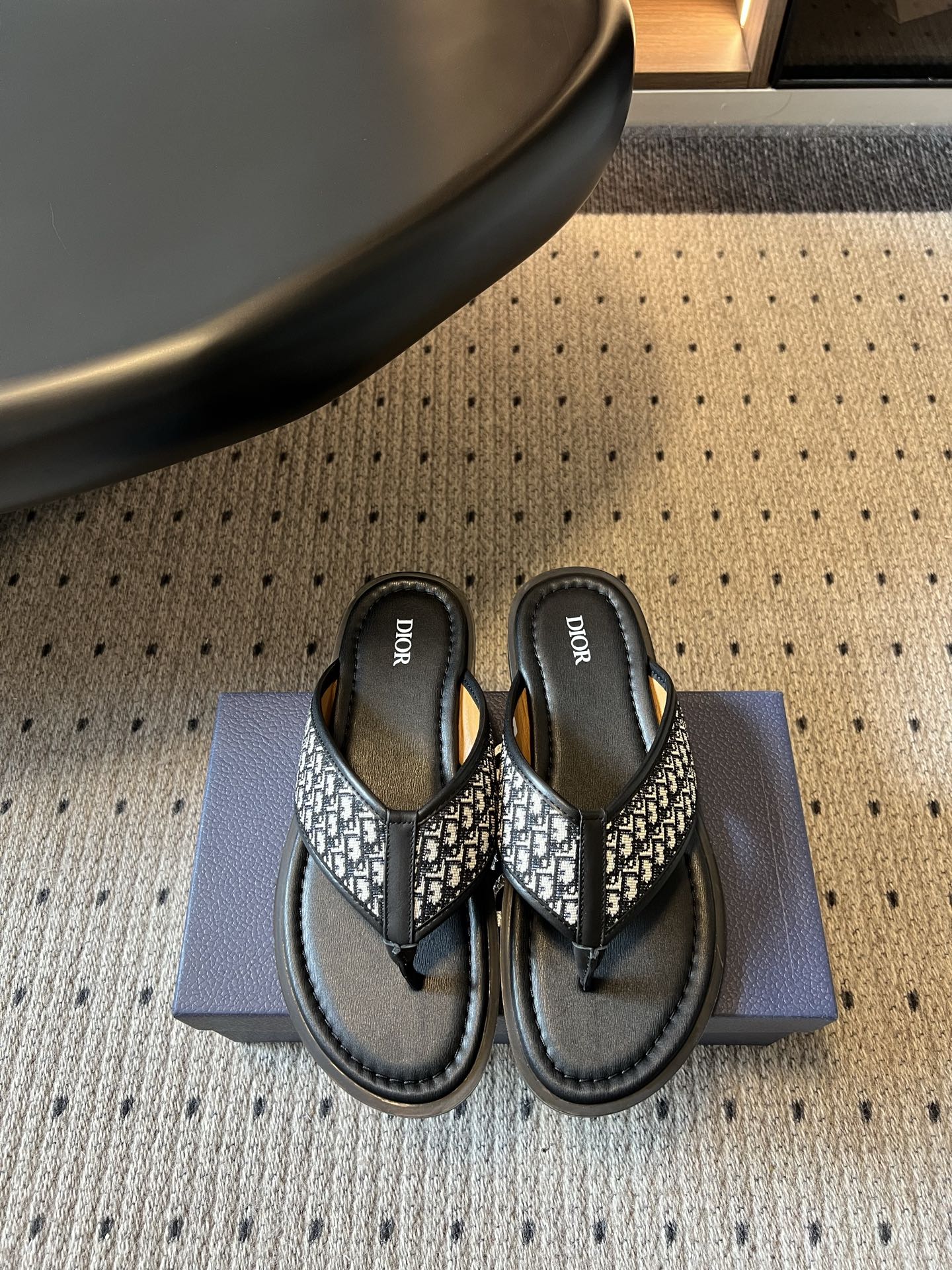 NO:869866,Top quality Dio*26ss summer new classic presbyopic men's flip flops. With the brand's iconic presbyopic elements as the core design language, it perfectly blends retro elegance with summer leisure, becoming a shoe item that is both recognizable and practical. The shoe body is made of the brand's classic printed canvas, with smooth leather edging. The texture is delicate and wear-resistant. The V-shaped clip design fits the foot shape. It is easy to put on and take off while also taking into account the comfort when walking.  If you are looking for a pair of shoes that can adapt to various summer scenes and show your taste, this printed flip-flop is definitely an ideal choice and can easily be the highlight of your outfit throughout the summer. Size: 39-46 (customized sizes 45 and 46 are non-refundable), split-toe shoes, dior19860909顶级品质 Dio*26ss夏季新款经典老花男士人字拖 以品牌标志性的老花元素为核心设计语言,将复古优雅与夏日休闲完美融合,成为兼具辨识度与实用性的鞋履单品.鞋身采用品牌经典的印花帆布打造,搭配光滑皮革包边,质感细腻耐磨,V形夹脚设计贴合脚型,穿脱便捷的同时也兼顾了行走时的舒适度. 如果你正在寻找一双既能适配夏日多种场景,又能彰显品味的鞋款,这款印花人字拖绝对是理想之选,轻松承包你整个夏天的穿搭亮点. size:39-46码（45、46码定制不退换）,分趾鞋,dior,Women's Shoes