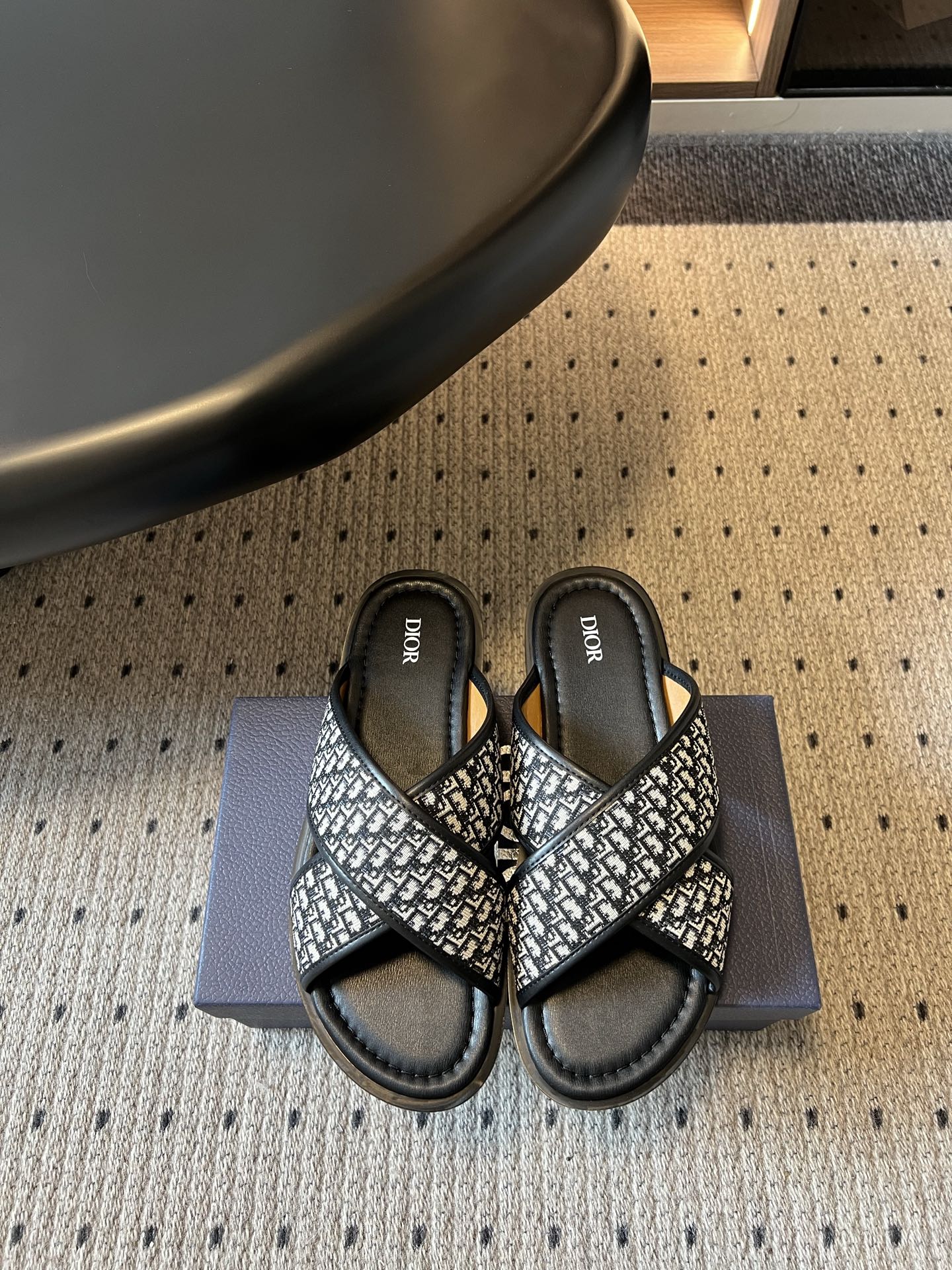 NO:869803,Top-quality Dio*26ss summer new classic presbyopic men's cross-strap sandals. With the brand's iconic presbyopic elements as the core, it perfectly combines retro elegance with summer relaxation. It is a light luxury shoe item that is both recognizable and practical.  The body of the shoe is made of the brand's classic printed canvas, with delicate leather edging. The texture is wear-resistant and layered. The cross-strap design fits the foot shape, which not only improves the wrapping but also avoids the problem of traditional sandals slipping off. It is easy to put on and take off and has a sense of design. Size: 39-46 (customized sizes 45 and 46 are not returnable), slippers, dior, slippers19860909顶级品质 Dio*26ss夏季新款经典老花男士交叉带凉拖 以品牌标志性的老花元素为核心,将复古优雅与夏日松弛感完美融合,是兼具辨识度与实用性的轻奢鞋履单品. 鞋身采用品牌经典的印花帆布打造,搭配细腻的皮革包边,质感耐磨且富有层次,交叉带的设计贴合脚型,既提升了包裹性也避免了传统凉拖易滑落的问题,穿脱便捷又兼具设计感. size:39-46码（45、46码定制不退换）,拖鞋,dior,slippers,Women's Shoes