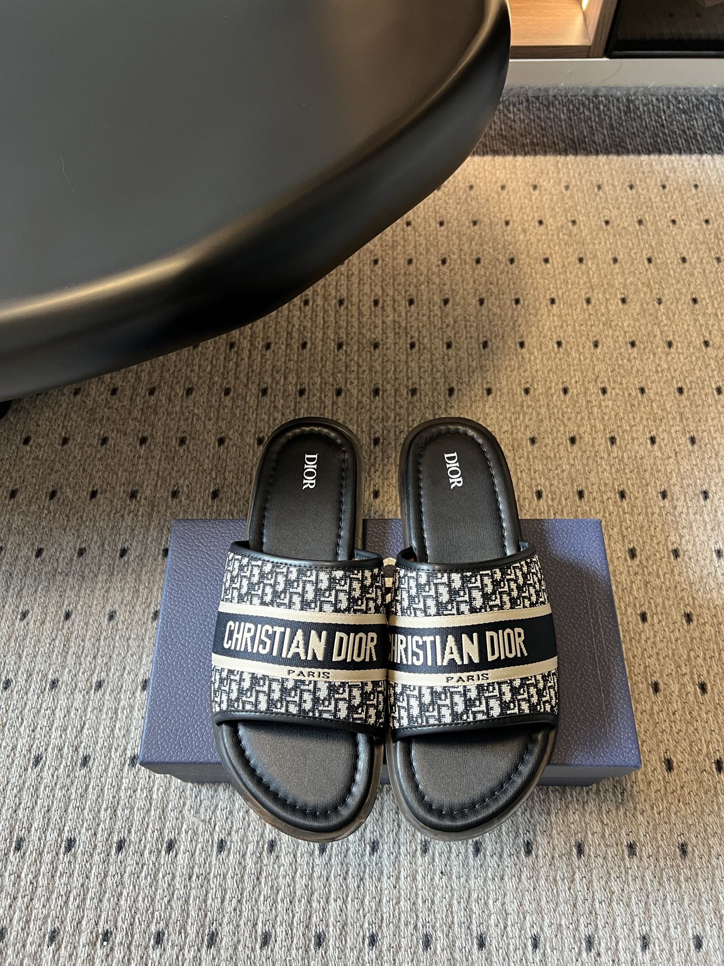 NO:869859,Top quality Dio*26ss new summer classic presbyopia men's one-line sandals. With the brand's iconic presbyopia and embroidery elements as the core, it perfectly combines French elegance with summer relaxation. It is a light luxury shoe item that is both recognizable and practical.  The shoe body is made of the brand's classic printed canvas, with an embroidered ribbon that runs through the upper. It is highly recognizable and also highlights the brand's exquisite craftsmanship. The combination of leather binding and canvas material takes into account both texture and wear resistance. Size: 39-46 (customized sizes 45 and 46 are non-refundable), slippers, dior, slippers19860909顶级品质 Dio*26ss夏季新款经典老花男士一字凉拖 以品牌标志性的老花与刺绣元素为核心,将法式优雅与夏日松弛感完美融合,是兼具辨识度与实用性的轻奢鞋履单品. 鞋身采用品牌经典的印花帆布打造,搭配贯穿鞋面的刺绣饰带,辨识度拉满的同时,也彰显了品牌的精致工艺,皮革包边与帆布材质的组合,兼顾了质感与耐磨度. size:39-46码（45、46码定制不退换）,拖鞋,dior,slippers,Women's Shoes