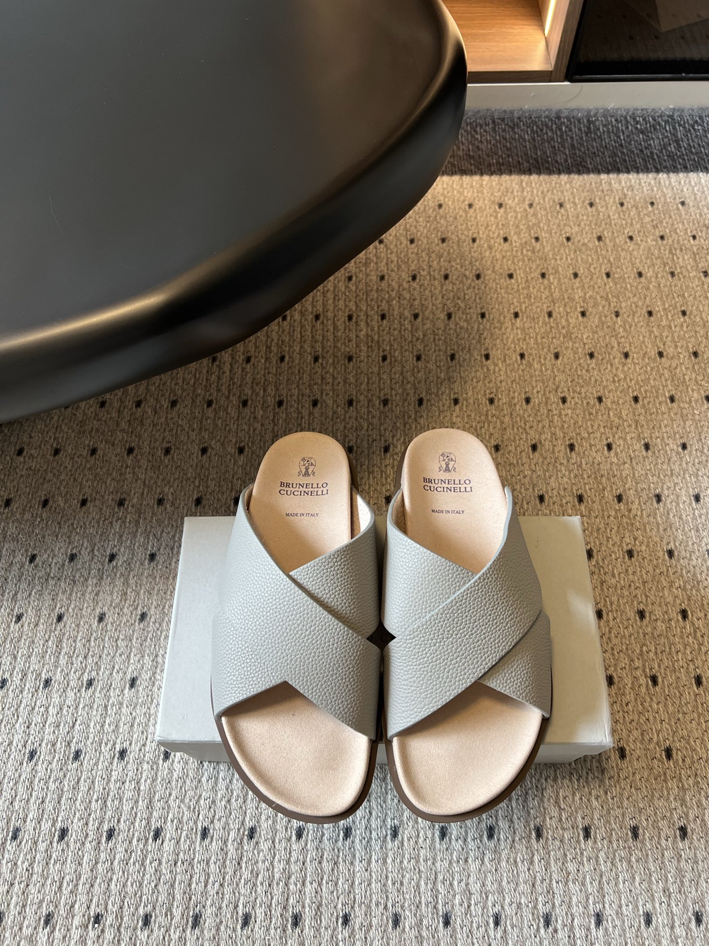 NO:869875,Top-quality Brunello Cucinell*26ss summer new men's cross-strap sandals are based on the brand's iconic Italian minimalist aesthetics and top-grade leather craftsmanship, perfectly integrating low-key luxury and summer relaxation. They are light luxury footwear items that combine high-end texture and practicality.  The delicate pebbled texture presents a natural and warm luster. The cross-shaped upper design has neat and smooth lines, which not only fits the shape of the foot but also has a relaxed and lazy temperament. The leather binding and splicing technology demonstrate the brand's ultimate pursuit of details, taking into account texture and wear resistance. The upper is cow suede/cowhide. The inner polyester fiber outsole is original molded outsole size 39-45 (customized size 45 is not returnable)  Heel height 2cm, slippers, brunello cucinelli, slippers, cowhide19860909顶级品质 Brunello Cucinell*26ss夏季新款男士交叉带凉拖 以品牌标志性的意式极简美学与顶级皮革工艺为核心,将低调奢华与夏日松弛感完美融合,是兼具高级质感与实用性的轻奢鞋履单品. 细腻的荔枝纹肌理呈现出自然温润的光泽,交叉式鞋面设计线条利落流畅,既贴合脚型又自带松弛慵懒的气质,皮革包边与拼接工艺彰显了品牌对细节的极致追求,兼顾了质感与耐磨度. 鞋面牛反绒/牛皮 内里聚酯纤维 大底原版开模大底 size39-45码（45码定制不退换） 跟高2cm,拖鞋,brunello cucinelli,slippers,cowhide,Women's Shoes