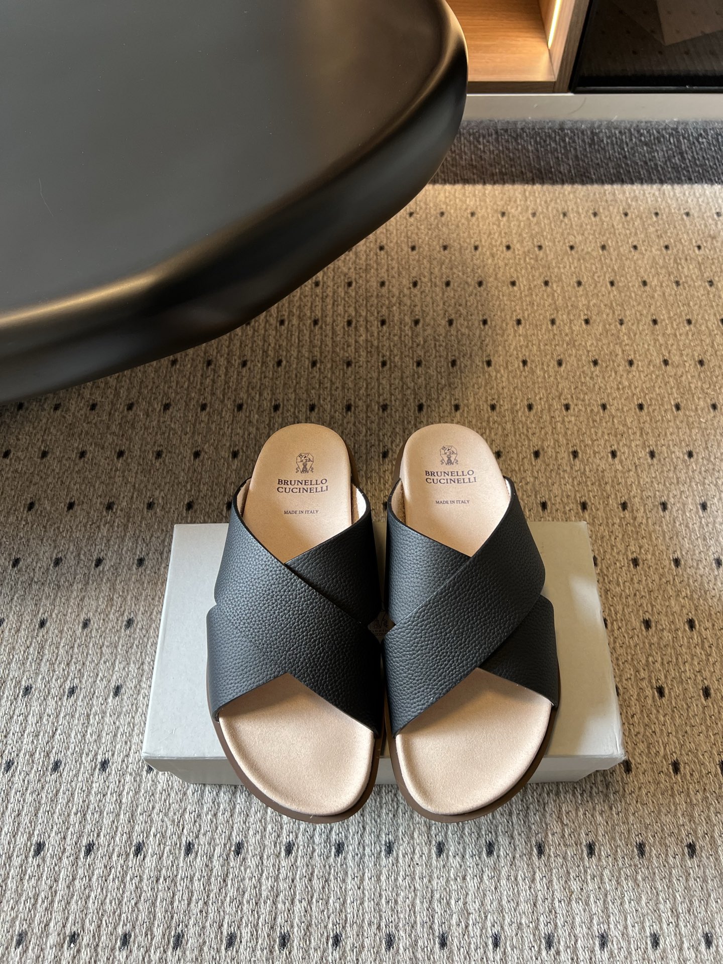 NO:869370,Brunello Cucinell*26ss new summer men's cross-strap sandals are based on the brand's iconic Italian minimalist aesthetics and top-grade leather craftsmanship, perfectly integrating low-key luxury and summer relaxation. They are light luxury footwear items that combine high-end texture and practicality.  The delicate pebbled texture presents a natural and warm luster. The cross-shaped upper design has neat and smooth lines, which not only fits the shape of the foot but also has a relaxed and lazy temperament. The leather binding and splicing technology demonstrate the brand's ultimate pursuit of details, taking into account texture and wear resistance. The upper is cow suede/cowhide. The inner polyester fiber outsole is original molded outsole size 39-45 (customized size 45 is not returnable)  Heel height 2cm, slippers, brunello cucinelli, slippers, cowhide19860909Brunello Cucinell*26ss夏季新款男士交叉带凉拖 以品牌标志性的意式极简美学与顶级皮革工艺为核心,将低调奢华与夏日松弛感完美融合,是兼具高级质感与实用性的轻奢鞋履单品. 细腻的荔枝纹肌理呈现出自然温润的光泽,交叉式鞋面设计线条利落流畅,既贴合脚型又自带松弛慵懒的气质,皮革包边与拼接工艺彰显了品牌对细节的极致追求,兼顾了质感与耐磨度. 鞋面牛反绒/牛皮 内里聚酯纤维 大底原版开模大底 size39-45码（45码定制不退换） 跟高2cm,拖鞋,brunello cucinelli,slippers,cowhide,Women's Shoes