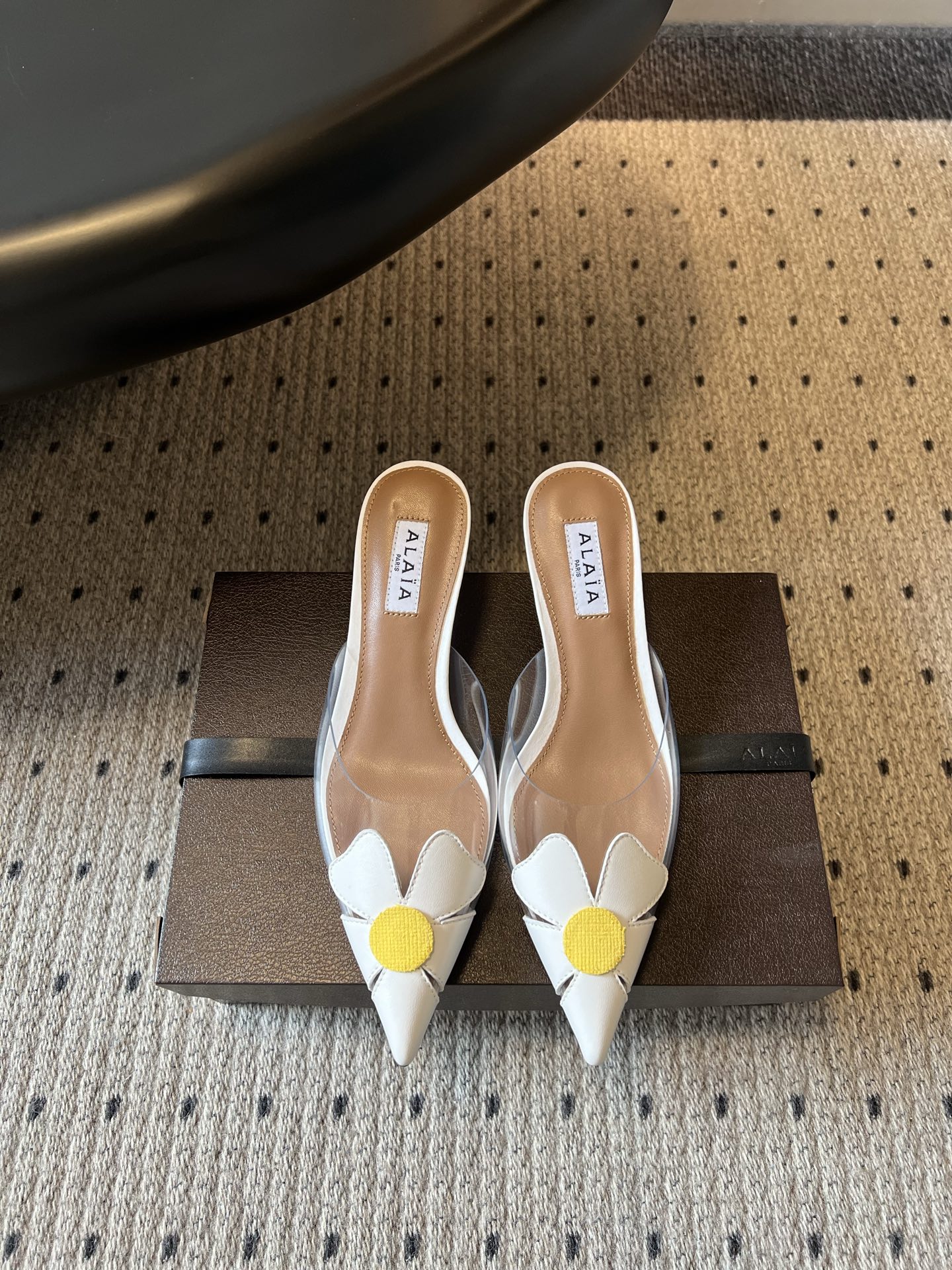 NO:869832,Top quality ALA*26ss summer new two-petal pointed toe high-heeled sandals. Transparent shoe body, with flower accessories, outlines a light and playful French silhouette. The transparent material has a refreshing atmosphere, and the flower shape is playful and age-reducing. It is an eye-catching style with its own focus on the feet. A variety of colors are suitable for different outfits, black is classic and durable, pink is warm and soft, white is fresh and age-reducing, and red is warm and bright. Whether it is daily commuting or going out on a date, it can easily light up the overall look.  Upper with beaded cowhide/film, lining with sheepskin, leather outsole, size 35-41 (customized sizes 40 and 41 are not returnable), heel height 5cm, high heels, sandals, high heels, cowhide, sheepskin, Leather soles19860909顶级品质 ALA*26ss夏季新款两花瓣尖头高跟凉拖 透明鞋身,搭配花朵饰件,勾勒轻盈俏皮的法式轮廓.通透材质自带清爽氛围感,花朵造型俏皮减龄,上脚就是自带焦点的吸睛款. 多种配色适配不同穿搭,黑色经典耐看粉色温柔软萌白色清新减龄红色热烈明艳,不管是日常通勤还是约会出街,都能轻松点亮整体造型. 鞋面开标珠牛皮/胶片 内里羊皮 大底真皮大底 size35-41码（40、41码定制不退换） 跟高5cm,高跟鞋凉鞋,sandals,high heels,cowhide,sheepskin,Leather soles,Women's Shoes