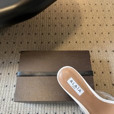 ALAÏ*26ss夏季新款两花瓣尖头高跟凉拖透明鞋身,搭配花朵饰件,勾勒轻盈俏皮的法式轮廓。通透材质自带 ALAÏ*26ss夏季新款两花瓣尖头高跟凉拖透明鞋身,搭配花朵饰件,勾勒轻盈俏皮的法式轮廓。通透材质自带