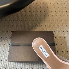 ALAÏ*26ss夏季新款两花瓣尖头高跟凉拖透明鞋身,搭配花朵饰件,勾勒轻盈俏皮的法式轮廓。通透材质自带 ALAÏ*26ss夏季新款两花瓣尖头高跟凉拖透明鞋身,搭配花朵饰件,勾勒轻盈俏皮的法式轮廓。通透材质自带