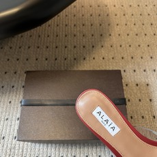 ALAÏ*26ss夏季新款两花瓣尖头高跟凉拖透明鞋身,搭配花朵饰件,勾勒轻盈俏皮的法式轮廓。通透材质自带 ALAÏ*26ss夏季新款两花瓣尖头高跟凉拖透明鞋身,搭配花朵饰件,勾勒轻盈俏皮的法式轮廓。通透材质自带