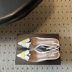 ALAÏ*26ss夏季新款两花瓣尖头高跟凉鞋透明鞋身,搭配花朵饰件,勾勒轻盈俏皮的法式轮廓。通透材质自带 ALAÏ*26ss夏季新款两花瓣尖头高跟凉鞋透明鞋身,搭配花朵饰件,勾勒轻盈俏皮的法式轮廓。通透材质自带