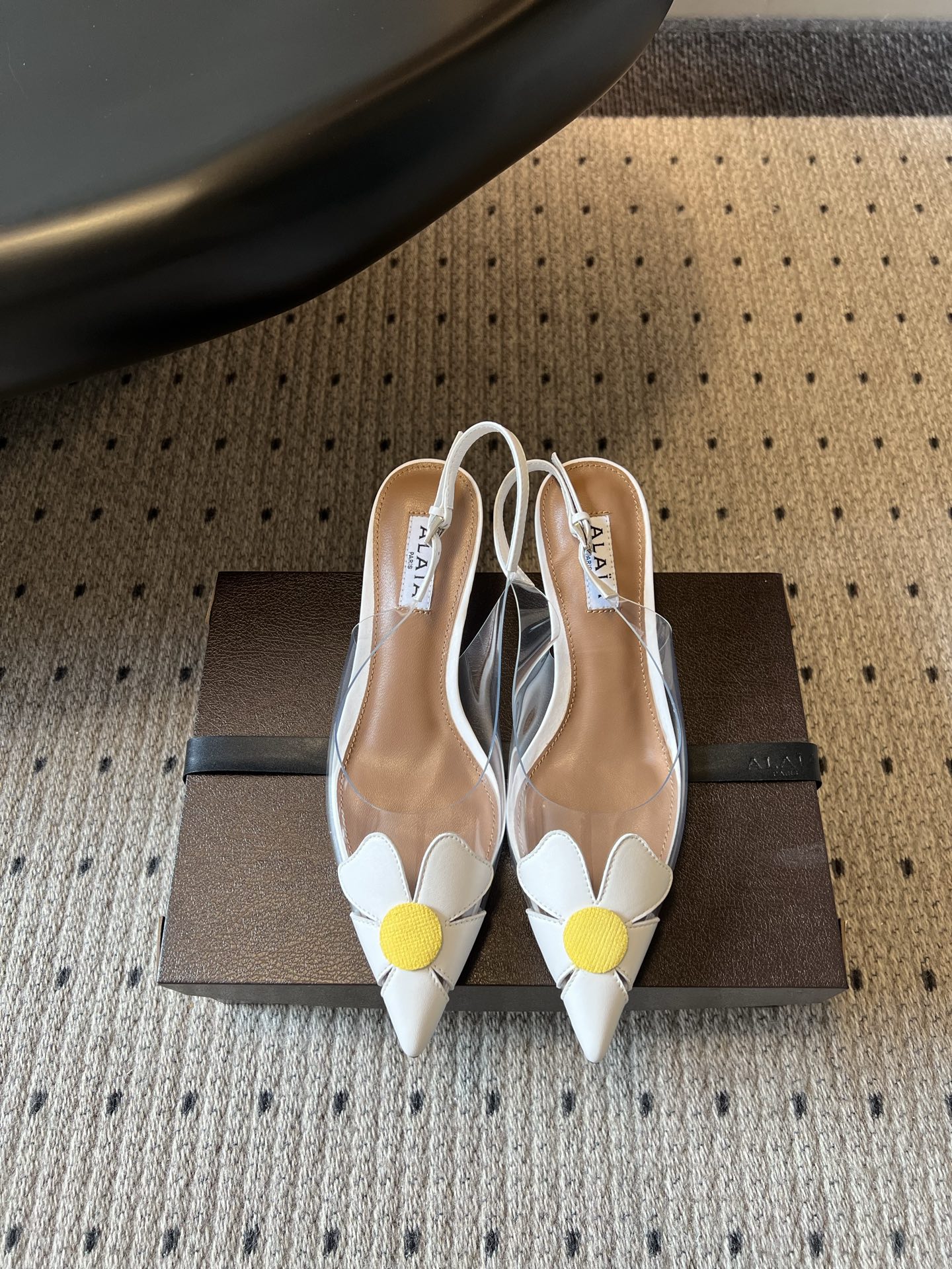 NO:869821,Top quality ALA*26ss summer new two-petal pointed toe high-heeled sandals. The transparent shoe body is matched with flower accessories to outline a light and playful French silhouette. The transparent material has a refreshing atmosphere, and the flower shape is playful and age-reducing. It is an eye-catching style with its own focus on the foot. A variety of colors are suitable for different outfits, red is warm and bright, white is fresh and age-reducing, pink is warm, soft and cute, black is classic and durable, and can easily brighten the overall look whether it is daily commuting or going out on a date.  Upper with beaded cowhide/film, lining with sheepskin, leather outsole, size 35-41 (customized sizes 40 and 41 are not returnable), heel height 5cm, high heels, sandals, high heels, cowhide, sheepskin, Leather soles19860909顶级品质 ALA*26ss夏季新款两花瓣尖头高跟凉鞋 透明鞋身,搭配花朵饰件,勾勒轻盈俏皮的法式轮廓.通透材质自带清爽氛围感,花朵造型俏皮减龄,上脚就是自带焦点的吸睛款. 多种配色适配不同穿搭,红色热烈明艳白色清新减龄粉色温柔软萌黑色经典耐看,不管是日常通勤还是约会出街,都能轻松点亮整体造型. 鞋面开标珠牛皮/胶片 内里羊皮 大底真皮大底 size35-41码（40、41码定制不退换） 跟高5cm,高跟鞋凉鞋,sandals,high heels,cowhide,sheepskin,Leather soles,Women's Shoes