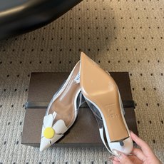 ALAÏ*26ss夏季新款两花瓣尖头高跟凉鞋透明鞋身,搭配花朵饰件,勾勒轻盈俏皮的法式轮廓。通透材质自带 ALAÏ*26ss夏季新款两花瓣尖头高跟凉鞋透明鞋身,搭配花朵饰件,勾勒轻盈俏皮的法式轮廓。通透材质自带