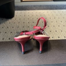 ALAÏ*26ss夏季新款两花瓣尖头高跟凉鞋透明鞋身,搭配花朵饰件,勾勒轻盈俏皮的法式轮廓。通透材质自带 ALAÏ*26ss夏季新款两花瓣尖头高跟凉鞋透明鞋身,搭配花朵饰件,勾勒轻盈俏皮的法式轮廓。通透材质自带