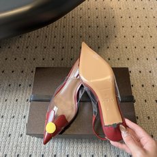 ALAÏ*26ss夏季新款两花瓣尖头高跟凉鞋透明鞋身,搭配花朵饰件,勾勒轻盈俏皮的法式轮廓。通透材质自带 ALAÏ*26ss夏季新款两花瓣尖头高跟凉鞋透明鞋身,搭配花朵饰件,勾勒轻盈俏皮的法式轮廓。通透材质自带