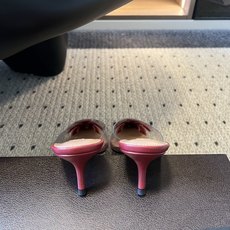 ALAÏ*26ss夏季新款三花瓣尖头高跟凉拖透明鞋身,搭配花朵饰件,勾勒轻盈俏皮的法式轮廓。通透材质自带 ALAÏ*26ss夏季新款三花瓣尖头高跟凉拖透明鞋身,搭配花朵饰件,勾勒轻盈俏皮的法式轮廓。通透材质自带