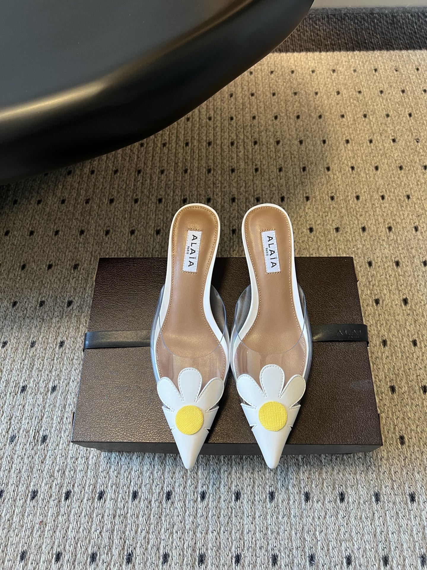 NO:869801,Top quality ALA*26ss summer new three-petal pointed toe high-heeled sandals. Transparent shoe body, with flower accessories, outlines a light and playful French silhouette. The transparent material has a refreshing atmosphere, and the flower shape is playful and age-reducing. It is an eye-catching style with its own focus on the foot. A variety of colors are suitable for different outfits, black is classic and durable, pink is warm and soft, white is fresh and age-reducing, and red is warm and bright. Whether it is daily commuting or going out on a date, it can easily light up the overall look.  Upper with beaded cowhide/film, lining with sheepskin, leather outsole, size 35-41 (customized sizes 40 and 41 are not returnable), heel height 5cm, high heels, sandals, high heels, cowhide, sheepskin, Leather soles19860909顶级品质 ALA*26ss夏季新款三花瓣尖头高跟凉拖 透明鞋身,搭配花朵饰件,勾勒轻盈俏皮的法式轮廓.通透材质自带清爽氛围感,花朵造型俏皮减龄,上脚就是自带焦点的吸睛款. 多种配色适配不同穿搭,黑色经典耐看粉色温柔软萌白色清新减龄红色热烈明艳,不管是日常通勤还是约会出街,都能轻松点亮整体造型. 鞋面开标珠牛皮/胶片 内里羊皮 大底真皮大底 size35-41码（40、41码定制不退换） 跟高5cm,高跟鞋凉鞋,sandals,high heels,cowhide,sheepskin,Leather soles,Women's Shoes