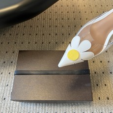 ALAÏ*26ss夏季新款三花瓣尖头高跟凉拖透明鞋身,搭配花朵饰件,勾勒轻盈俏皮的法式轮廓。通透材质自带 ALAÏ*26ss夏季新款三花瓣尖头高跟凉拖透明鞋身,搭配花朵饰件,勾勒轻盈俏皮的法式轮廓。通透材质自带