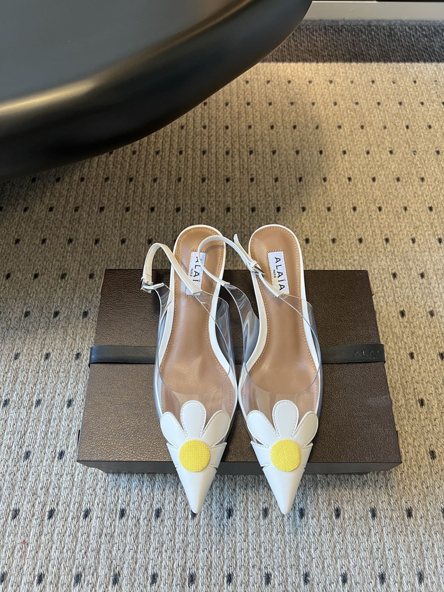 NO:869876,Top quality ALA*26ss summer new three-petal pointed toe high-heeled sandals. The transparent shoe body is matched with flower accessories to outline a light and playful French silhouette. The transparent material has a refreshing atmosphere, and the flower shape is playful and age-reducing. It is an eye-catching style with its own focus on the foot. A variety of colors are suitable for different outfits, black is classic and durable, pink is warm and soft, white is fresh and age-reducing, and red is warm and bright. Whether it is daily commuting or going out on a date, it can easily light up the overall look.  Upper with beaded cowhide/film, lining with sheepskin, leather outsole, size 35-41 (customized sizes 40 and 41 are not returnable), heel height 5cm, high heels, sandals, high heels, cowhide, sheepskin, Leather soles19860909顶级品质 ALA*26ss夏季新款三花瓣尖头高跟凉鞋 透明鞋身,搭配花朵饰件,勾勒轻盈俏皮的法式轮廓.通透材质自带清爽氛围感,花朵造型俏皮减龄,上脚就是自带焦点的吸睛款. 多种配色适配不同穿搭,黑色经典耐看粉色温柔软萌白色清新减龄红色热烈明艳,不管是日常通勤还是约会出街,都能轻松点亮整体造型. 鞋面开标珠牛皮/胶片 内里羊皮 大底真皮大底 size35-41码（40、41码定制不退换） 跟高5cm,高跟鞋凉鞋,sandals,high heels,cowhide,sheepskin,Leather soles,Women's Shoes