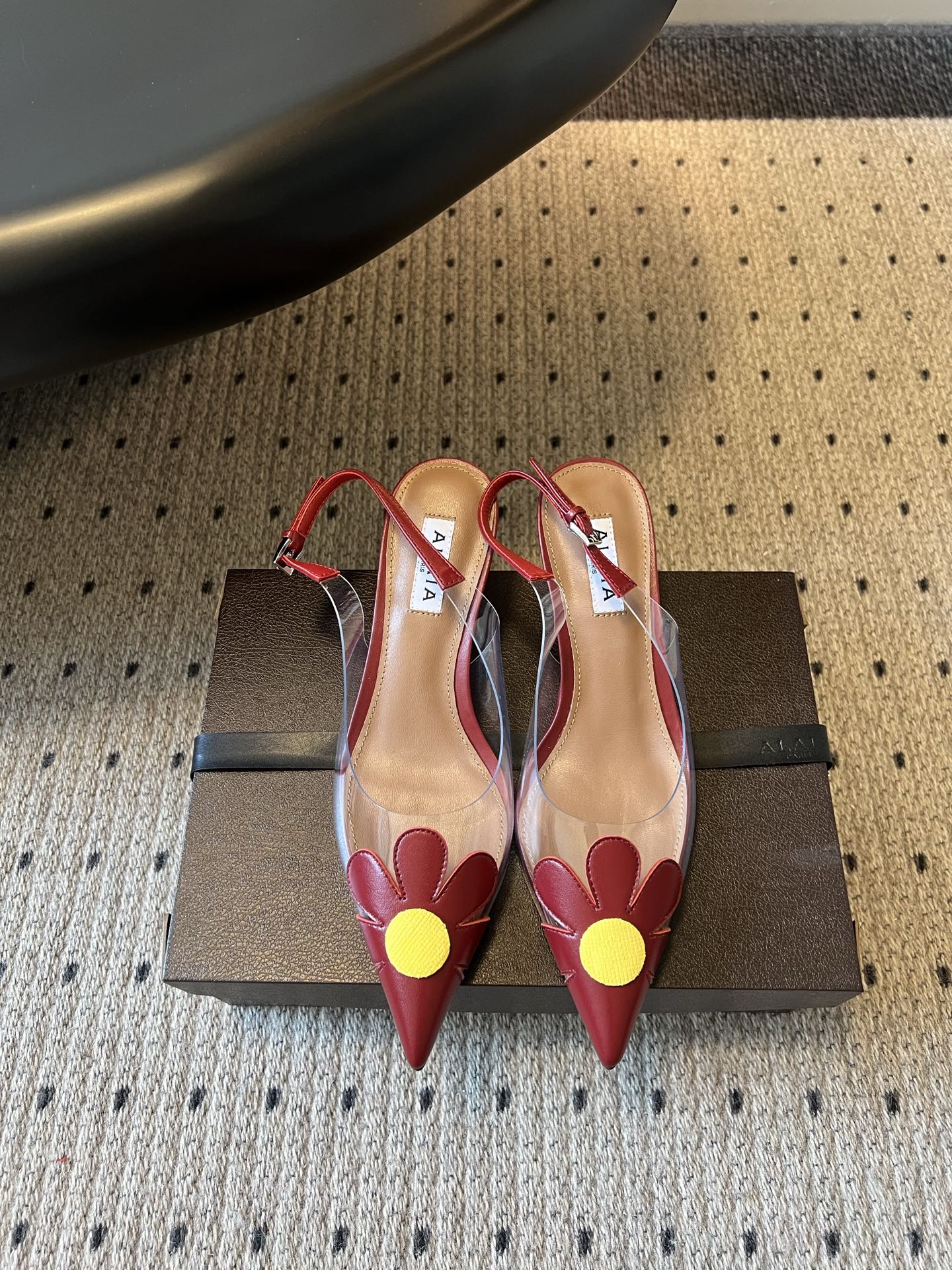 NO:869867,Top quality ALA*26ss summer new three-petal pointed toe high-heeled sandals. The transparent shoe body is matched with flower accessories to outline a light and playful French silhouette. The transparent material has a refreshing atmosphere, and the flower shape is playful and age-reducing. It is an eye-catching style with its own focus on the foot. A variety of colors are suitable for different outfits, black is classic and durable, pink is warm and soft, white is fresh and age-reducing, and red is warm and bright. Whether it is daily commuting or going out on a date, it can easily light up the overall look.  Upper with beaded cowhide/film, lining with sheepskin, leather outsole, size 35-41 (customized sizes 40 and 41 are not returnable), heel height 5cm, high heels, sandals, high heels, cowhide, sheepskin, Leather soles19860909顶级品质 ALA*26ss夏季新款三花瓣尖头高跟凉鞋 透明鞋身,搭配花朵饰件,勾勒轻盈俏皮的法式轮廓.通透材质自带清爽氛围感,花朵造型俏皮减龄,上脚就是自带焦点的吸睛款. 多种配色适配不同穿搭,黑色经典耐看粉色温柔软萌白色清新减龄红色热烈明艳,不管是日常通勤还是约会出街,都能轻松点亮整体造型. 鞋面开标珠牛皮/胶片 内里羊皮 大底真皮大底 size35-41码（40、41码定制不退换） 跟高5cm,高跟鞋凉鞋,sandals,high heels,cowhide,sheepskin,Leather soles,Women's Shoes