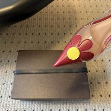ALAÏ*26ss夏季新款三花瓣尖头高跟凉鞋透明鞋身,搭配花朵饰件,勾勒轻盈俏皮的法式轮廓。通透材质自带 ALAÏ*26ss夏季新款三花瓣尖头高跟凉鞋透明鞋身,搭配花朵饰件,勾勒轻盈俏皮的法式轮廓。通透材质自带