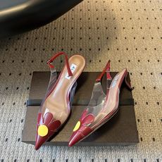 ALAÏ*26ss夏季新款三花瓣尖头高跟凉鞋透明鞋身,搭配花朵饰件,勾勒轻盈俏皮的法式轮廓。通透材质自带 ALAÏ*26ss夏季新款三花瓣尖头高跟凉鞋透明鞋身,搭配花朵饰件,勾勒轻盈俏皮的法式轮廓。通透材质自带