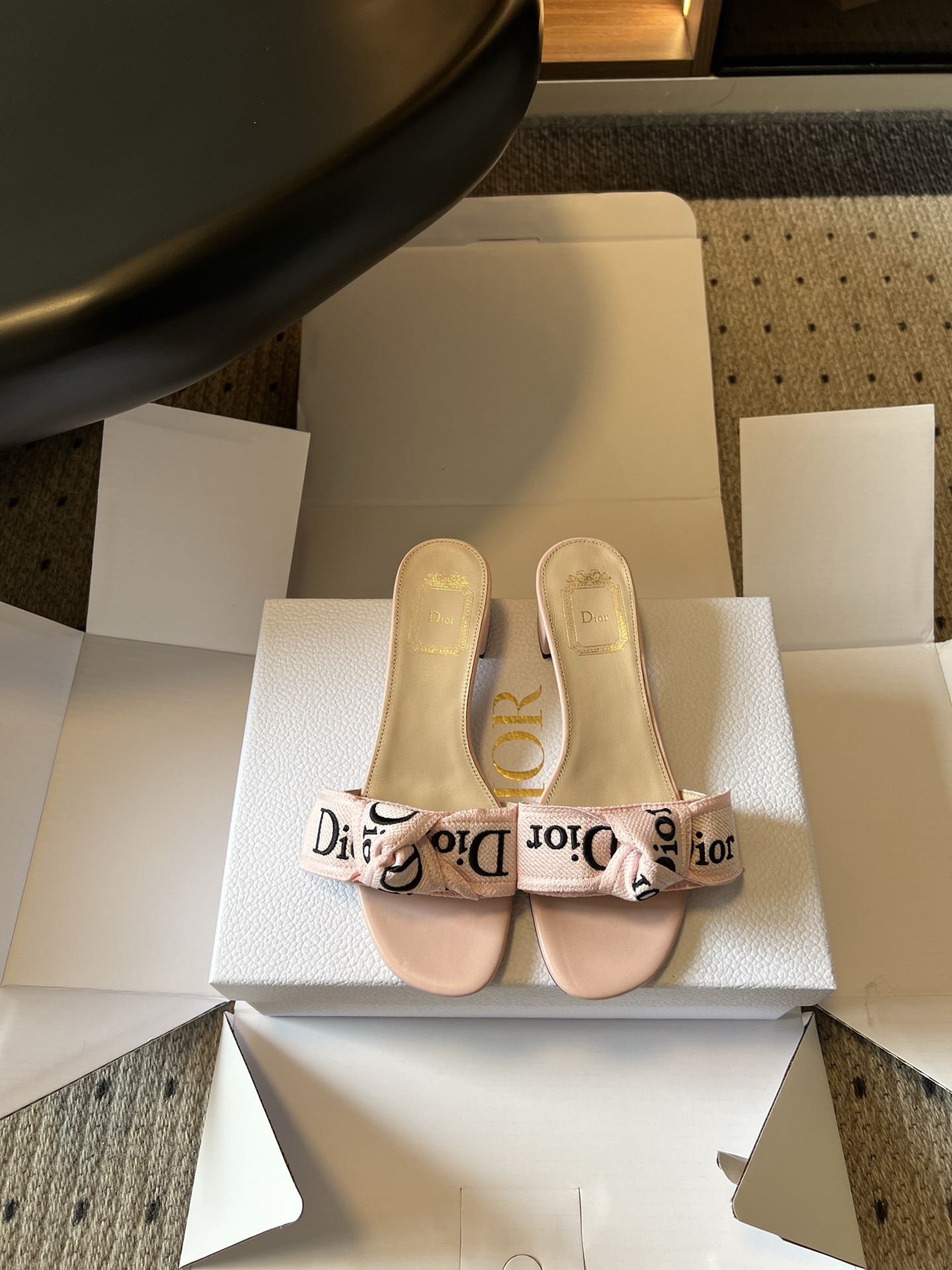 NO:871394,Dio*26ss summer new bow low-heeled sandals are based on French elegance, perfectly integrating the brand's iconic bow with classic letter elements. It is a summer shoe item with both sweet temperament and high-end texture. The shoe body is made of fine grained leather, with an embroidered bow ribbon printed with the brand logo. The fold details of the bow soften the lines, which not only highlights the brand recognition, but also adds a smart and sweet atmosphere.  The rounded silhouette of the toe fits the foot shape, and the thick heel design takes into account both height and comfort. It is smooth and effortless when walking, and can easily lengthen the leg line. Embroidered upper fabric, sheepskin lining, Italian genuine leather outsole, size 35-42 (customized sizes 40, 41, and 42 are non-refundable). Heel height 4cm, slippers, dior, slippers, sheepskin, Leather soles19860909Dio*26ss夏季新款蝴蝶结低跟凉拖 以法式优雅为基调,将品牌标志性的蝴蝶结与经典字母元素完美融合,是兼具甜美气质与高级质感的夏日鞋履单品.鞋身采用细腻的粒面皮革打造,搭配印有品牌标识的刺绣蝴蝶结饰带,蝴蝶结的褶皱细节柔化了线条,既彰显品牌辨识度,又增添了灵动甜美的氛围. 鞋头的圆润廓形贴合脚型,粗跟设计兼顾了身高与舒适度,行走时平稳又省力,轻松拉长腿部线条. 鞋面刺绣面料 内里羊皮 大底意大利真皮大底 size35-42码（40、41、42码定制不退换） 跟高4cm,拖鞋,dior,slippers,sheepskin,Leather soles,Women's Shoes