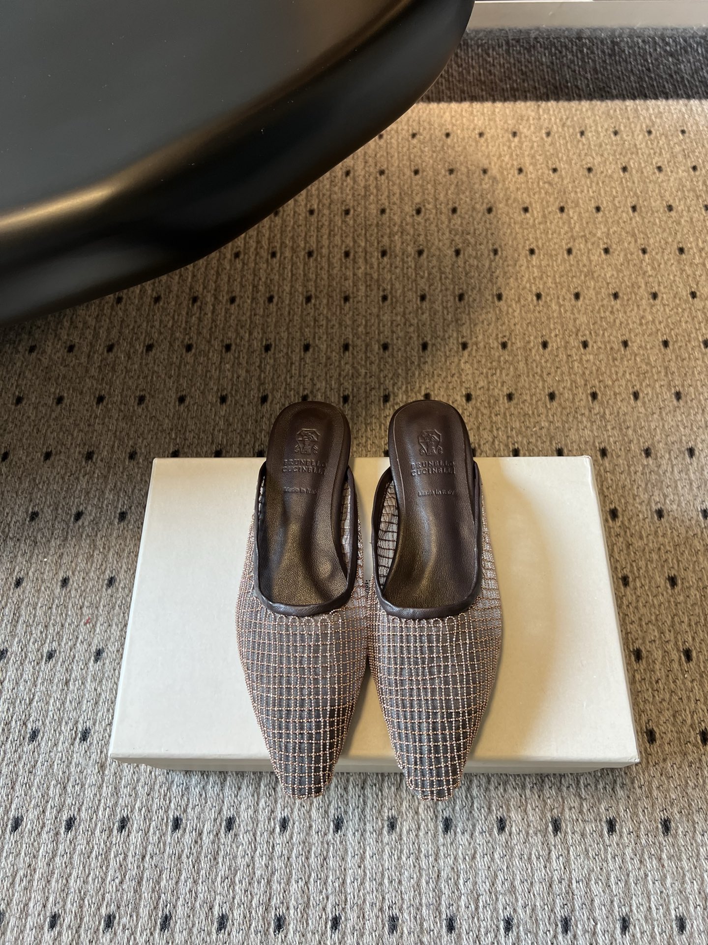 NO:871381,Purchasing agent grade Dongguan-style high-quality Brunello Cucinell* summer new mesh pointed-toe Mule sandals. The upper is made of the iconic mesh mesh material, with a looming hazy texture. It is matched with delicate leather edging, which is elegant and full of breathability. The pointed-toe lines are neat and have the effect of modifying the foot shape, making the upper and lower feet appear delicate.  The matching scene is also very versatile. Pair it with drapey suit trousers to easily create a minimalist and high-end commuting look; pair it with light-colored jeans or a skirt, and you can wear it for a relaxed and lazy daily atmosphere, suitable for a variety of styles. The upper is imported Yangjing/imported sheepskin, the lining is imported sheepskin, the outsole is injection molded Italian leather, size 35-40 (40 size customization is non-refundable), half-slip sandals, brunello  cucinelli,sandals,skirts,jeans,business suit,sheepskin,sheep,Leather soles19860909代购级 莞式高品质 Brunello Cucinell*夏季新款网纱尖头穆勒凉拖 鞋面采用标志性的网格网纱材质,自带若隐若现的朦胧质感,搭配细腻的皮革包边,优雅又充满呼吸感.尖头线条利落,自带修饰脚型的效果,上脚尽显精致. 搭配场景也十分百搭.搭配垂坠感西装裤,轻松打造极简高级的通勤造型；搭配浅色牛仔裤或半身裙,又能穿出松弛慵懒的日常氛围,适配多种风格. 鞋面进口羊京/进口羊皮 内里进口羊皮 大底意大利真皮大底注塑射出 size35-40码（40码定制不退换）,半拖凉鞋,brunello cucinelli,sandals,skirts,jeans,business suit,sheepskin,sheep,Leather soles,Women's Shoes