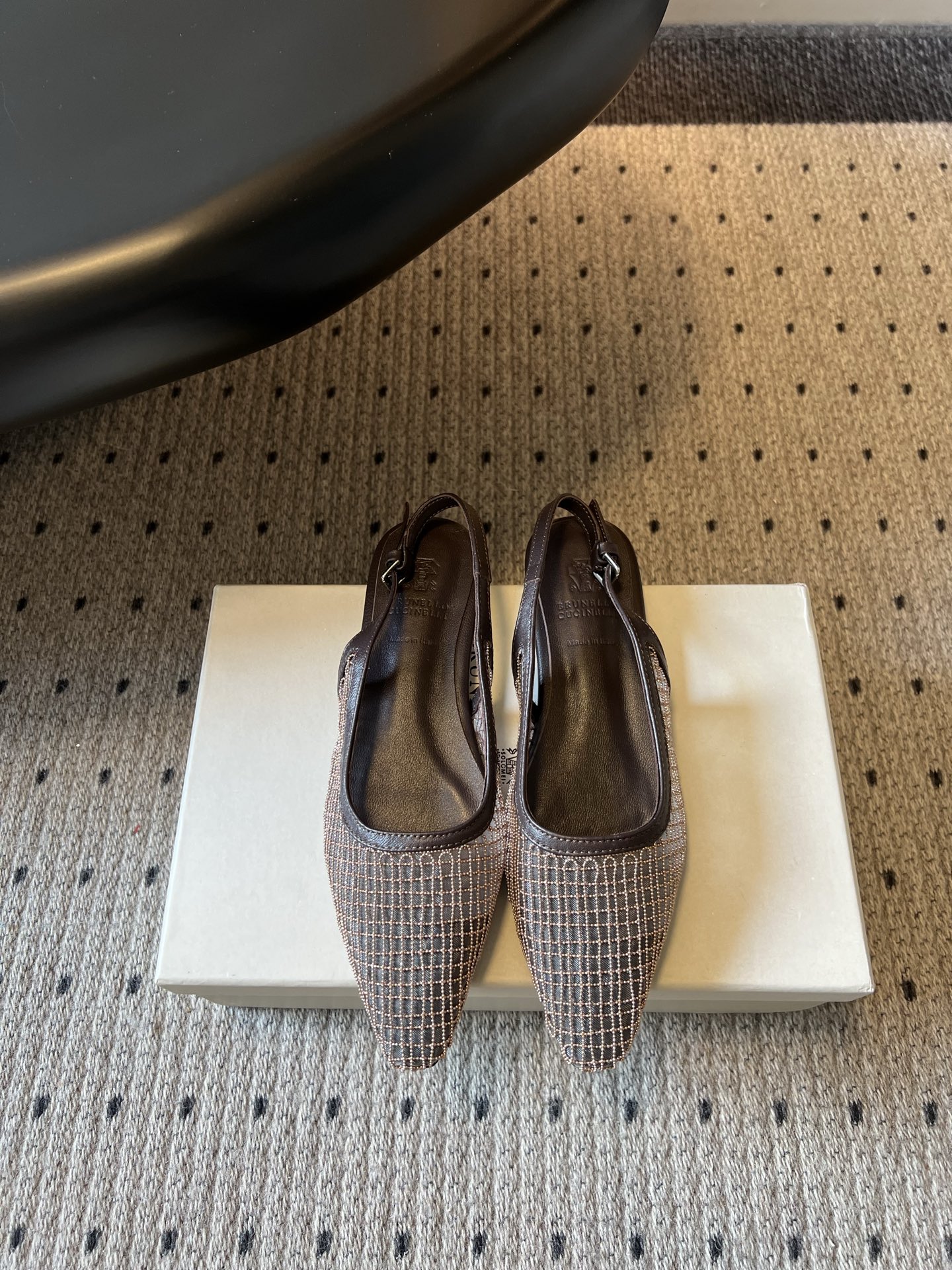 NO:871364,Purchasing agent grade Dongguan-made high-quality Brunello Cucinell* summer new mesh pointed toe strap flat sandals. The upper is made of the iconic mesh mesh material, with a looming hazy texture, elegant and full of breathability. The pointed toe lines are neat and have the effect of modifying the foot shape, making the upper foot appear delicate.  The matching scene is also very versatile. Pair it with drapey suit trousers to easily create a minimalist and high-end commuting look; pair it with light-colored jeans or a skirt, and you can wear it for a relaxed and lazy daily atmosphere, suitable for a variety of styles. The upper is imported Yangjing/imported sheepskin, the lining is imported sheepskin, the outsole is injection molded Italian leather, size 35-40 (40 size customization is non-refundable), half-slip sandals, brunello  cucinelli,sandals,skirts,jeans,business suit,sheepskin,sheep,Leather soles19860909代购级 莞产高品质 Brunello Cucinell*夏季新款网纱尖头绊带平底凉鞋 鞋面采用标志性的网格网纱材质,自带若隐若现的朦胧质感,优雅又充满呼吸感.尖头线条利落,自带修饰脚型的效果,上脚尽显精致. 搭配场景也十分百搭.搭配垂坠感西装裤,轻松打造极简高级的通勤造型；搭配浅色牛仔裤或半身裙,又能穿出松弛慵懒的日常氛围,适配多种风格. 鞋面进口羊京/进口羊皮 内里进口羊皮 大底意大利真皮大底注塑射出 size35-40码（40码定制不退换）,半拖凉鞋,brunello cucinelli,sandals,skirts,jeans,business suit,sheepskin,sheep,Leather soles,Women's Shoes
