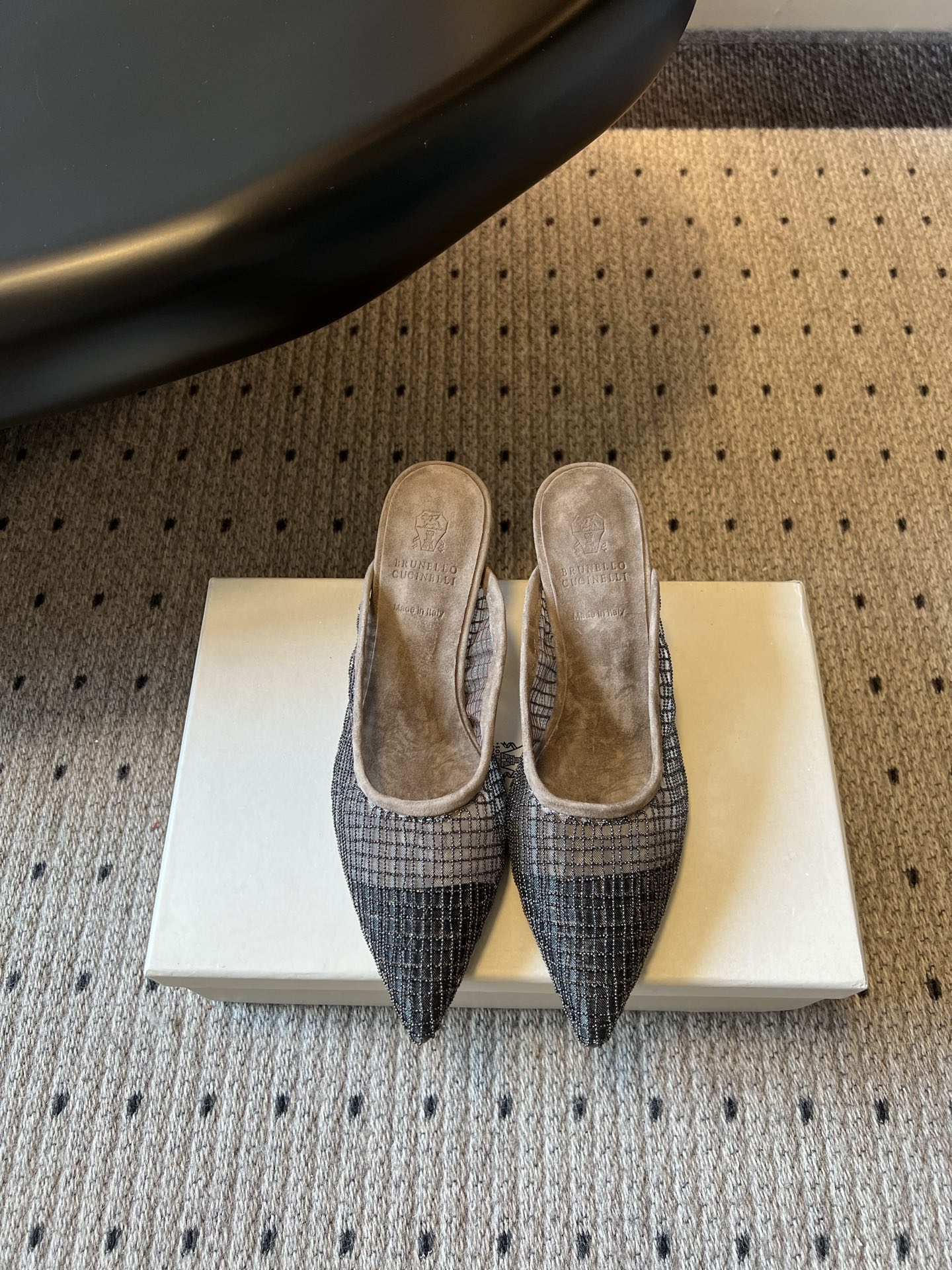 NO:871372,Purchasing agent grade, Dongguan-made high-quality Brunello Cucinell* new summer mesh pointed-toe high-heeled sandals. The upper is made of the brand's iconic mesh mesh material, with a looming hazy texture, elegant and full of breathability. The pointed toe lines are neat, with the effect of modifying the foot shape, and the upper foot is fully refined.  The matching scene is also very versatile. Pair it with drapey suit trousers to easily create a minimalist and high-end commuting look; pair it with light-colored jeans or a skirt, and you can wear it for a relaxed and lazy daily atmosphere, suitable for a variety of styles. The upper is imported sheepskin/imported sheepskin, the lining is imported sheepskin, the outsole is Italian genuine leather, injection molded, size 35-40 (40 size customization is non-returnable), heel height 6cm, half-slip sandals, brunello  cucinelli,sandals,skirts,jeans,business suit,sheepskin,sheep,Leather soles19860909代购级 莞产高品质 Brunello Cucinell*夏季新款网纱尖头高跟凉拖 鞋面采用品牌标志性的网格网纱材质,自带若隐若现的朦胧质感,优雅又充满呼吸感.尖头线条利落,自带修饰脚型的效果,上脚尽显精致. 搭配场景也十分百搭.搭配垂坠感西装裤,轻松打造极简高级的通勤造型；搭配浅色牛仔裤或半身裙,又能穿出松弛慵懒的日常氛围,适配多种风格. 鞋面进口羊京/进口羊皮 内里进口羊皮 大底意大利真皮大底注塑射出 size35-40码（40码定制不退换） 跟高6cm,半拖凉鞋,brunello cucinelli,sandals,skirts,jeans,business suit,sheepskin,sheep,Leather soles,Women's Shoes