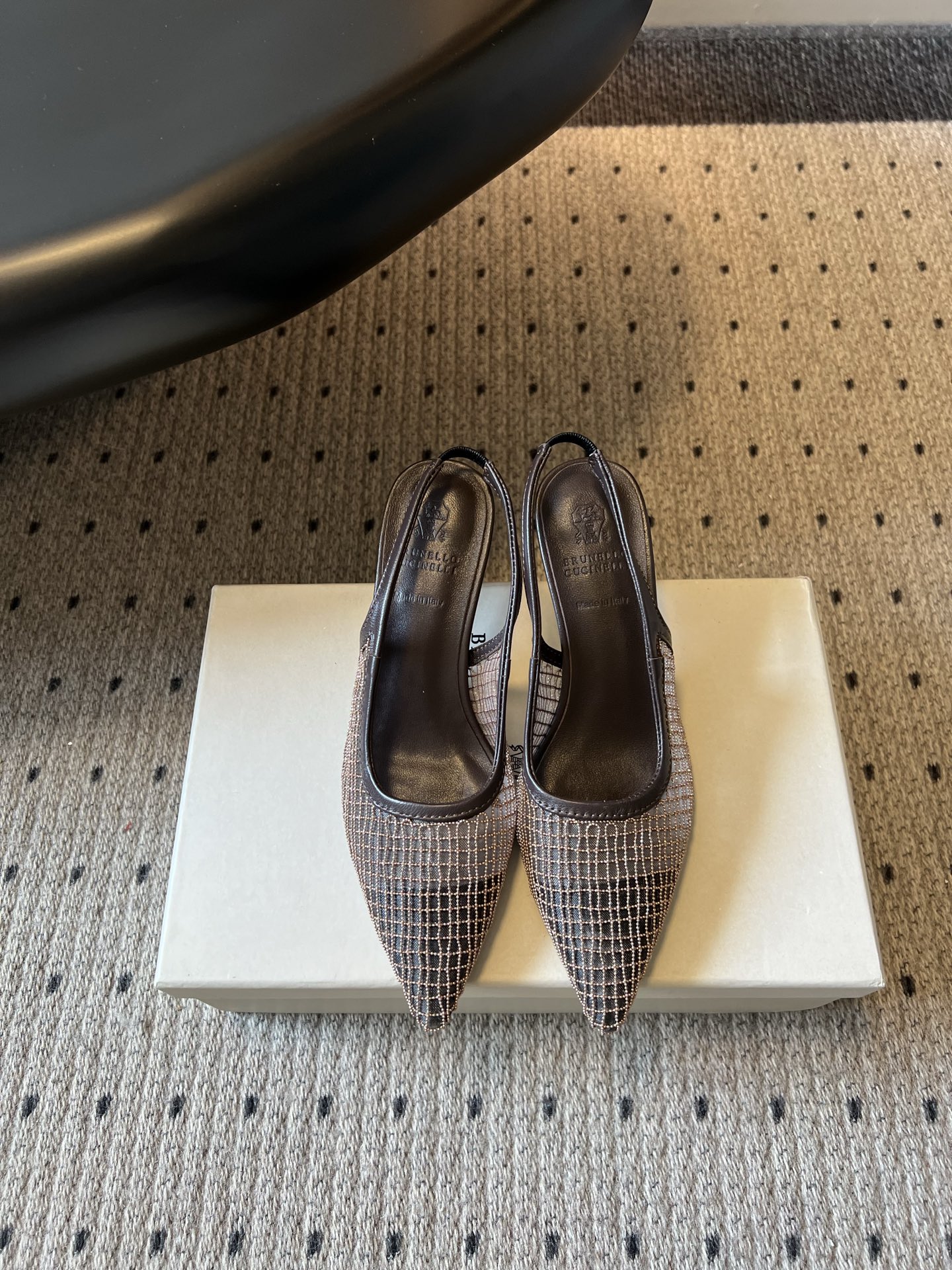 NO:871313,Purchasing agent grade Dongguan-made high-quality Brunello Cucinell* summer new mesh pointed toe high-heeled strap sandals. The upper is made of the brand's iconic mesh mesh material, with a vague and hazy texture. It is paired with delicate leather binding, which is elegant and full of breathability. The pointed toe line is neat, with the effect of modifying the foot shape, and the upper foot is fully refined.  The matching scene is also very versatile. Pair it with drapey suit trousers to easily create a minimalist and high-end commuting look; pair it with light-colored jeans or a skirt, and you can wear it for a relaxed and lazy daily atmosphere, suitable for a variety of styles. The upper is imported sheepskin/imported sheepskin, the lining is imported sheepskin, the outsole is Italian genuine leather, injection molded, size 35-40 (40 size customization is non-returnable), heel height 6cm, half-slip sandals, brunello  cucinelli,sandals,skirts,jeans,business suit,sheepskin,sheep,Leather soles19860909代购级 莞产高品质 Brunello Cucinell*夏季新款网纱尖头高跟绊带凉鞋 鞋面采用品牌标志性的网格网纱材质,自带若隐若现的朦胧质感,搭配细腻的皮革包边,优雅又充满呼吸感.尖头线条利落,自带修饰脚型的效果,上脚尽显精致. 搭配场景也十分百搭.搭配垂坠感西装裤,轻松打造极简高级的通勤造型；搭配浅色牛仔裤或半身裙,又能穿出松弛慵懒的日常氛围,适配多种风格. 鞋面进口羊京/进口羊皮 内里进口羊皮 大底意大利真皮大底注塑射出 size35-40码（40码定制不退换） 跟高6cm,半拖凉鞋,brunello cucinelli,sandals,skirts,jeans,business suit,sheepskin,sheep,Leather soles,Women's Shoes