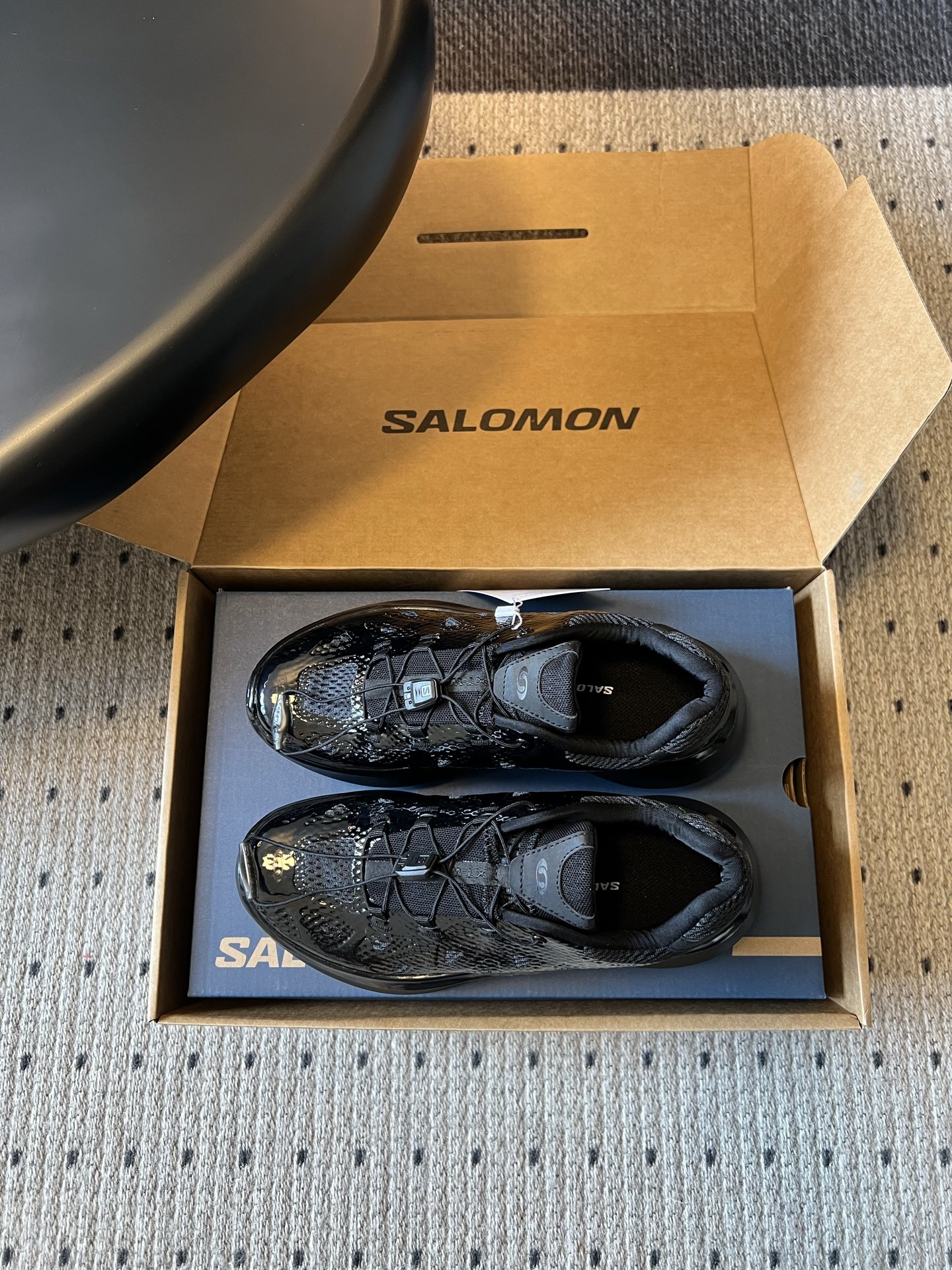 Salomo* x CDG川久保玲联名厚底运动鞋标志性网眼鞋面搭配超厚鞋底，打破户外鞋的刻板印象，把机能