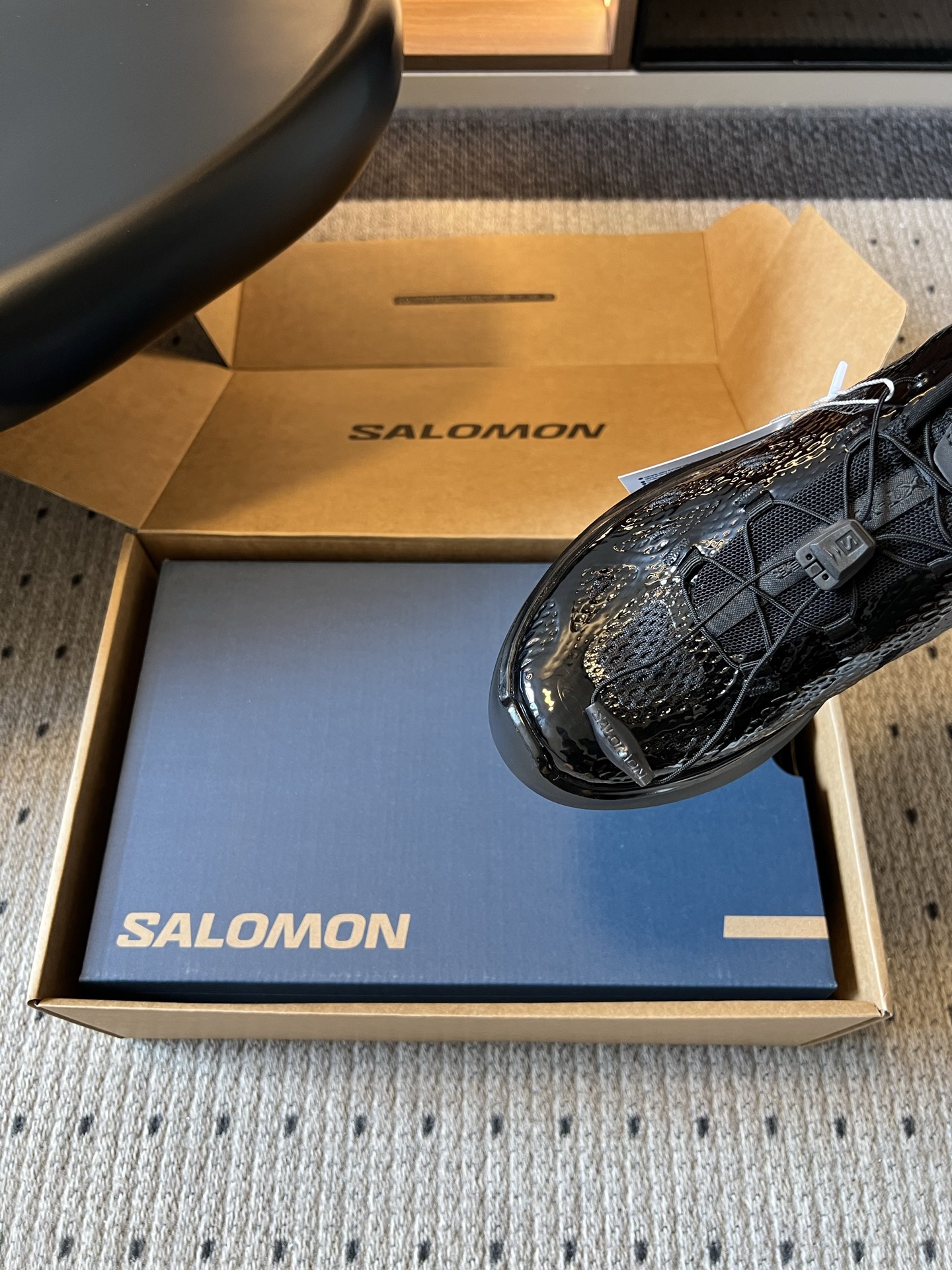 Salomo* x CDG川久保玲联名厚底运动鞋标志性网眼鞋面搭配超厚鞋底，打破户外鞋的刻板印象，把机能