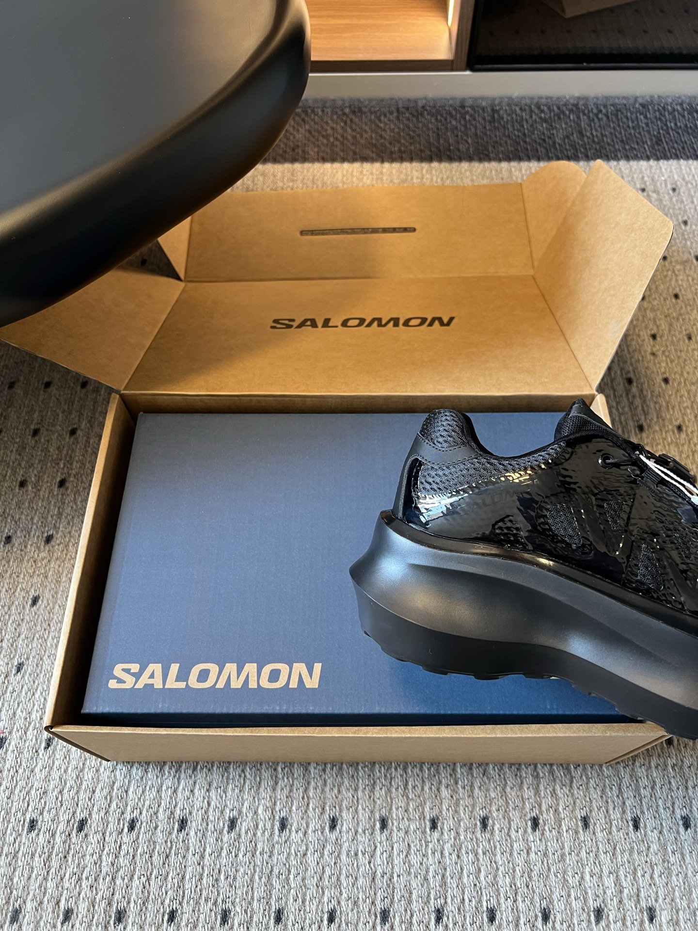 Salomo* x CDG川久保玲联名厚底运动鞋标志性网眼鞋面搭配超厚鞋底，打破户外鞋的刻板印象，把机能