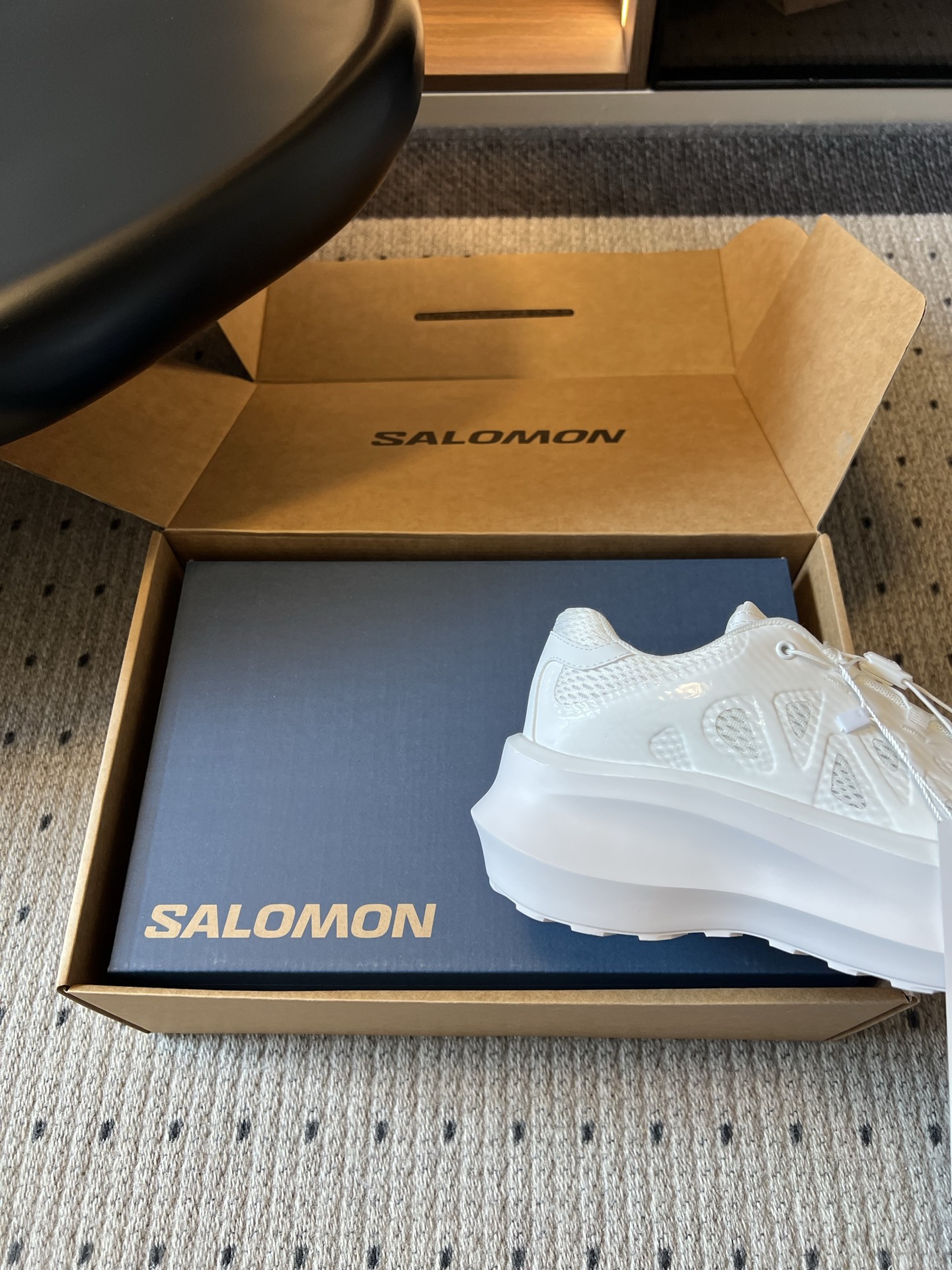 Salomo* x CDG川久保玲联名厚底运动鞋标志性网眼鞋面搭配超厚鞋底，打破户外鞋的刻板印象，把机能