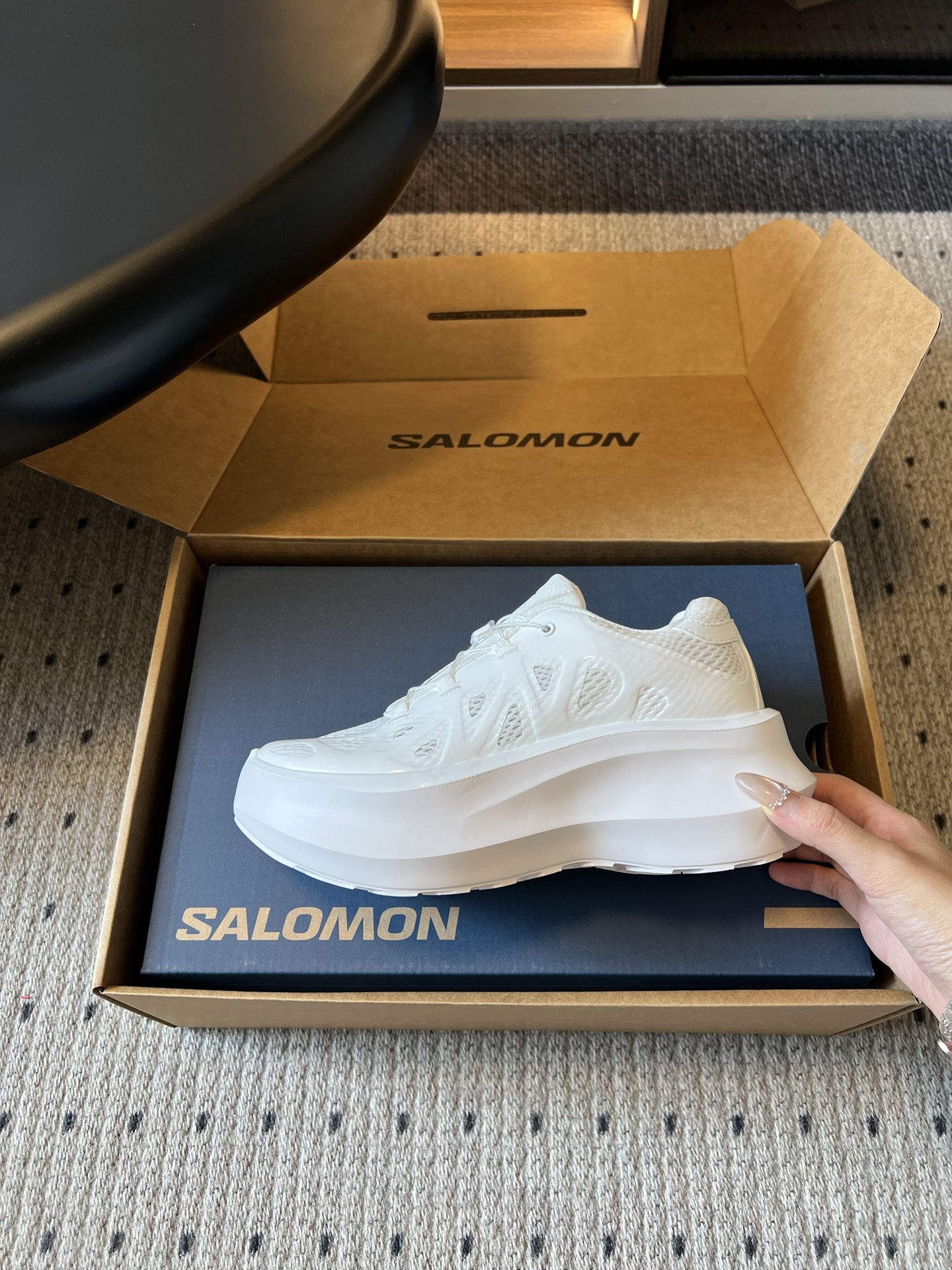Salomo* x CDG川久保玲联名厚底运动鞋标志性网眼鞋面搭配超厚鞋底，打破户外鞋的刻板印象，把机能