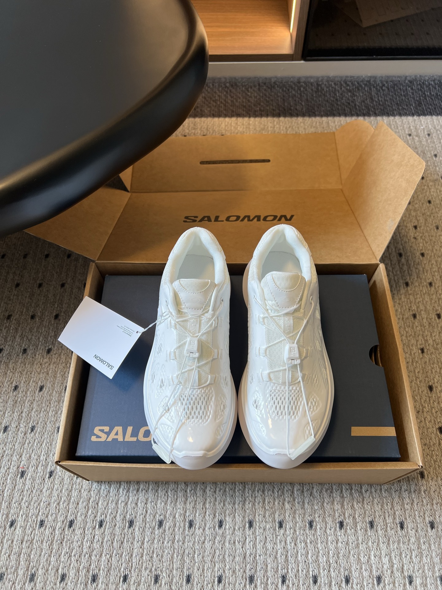 NO:877095,Salomo *  Breathable mesh lining, foam outsole, size 35-40 (customized size 40 is non-refundable), heel height 7.5cm, casual shoes/sports shoes, sneakers19860909Salomo* x CDG川久保玲联名厚底运动鞋 标志性网眼鞋面搭配超厚鞋底,打破户外鞋的刻板印象,把机能风与先锋美学完美融合.黑白两色极简设计,轻松适配各种穿搭风格. 搭配方面十分灵活,搭工装裤是街头潮酷风,配阔腿裤又能穿出慵懒高级感,轻松拉高腰线优化身材比例,打造超模既视感. 鞋面工艺网面 内里透气网 大底发泡大底 size35-40码（40码定制不退换） 跟高7.5cm,休闲鞋/运动鞋,sneakers,Women's Shoes