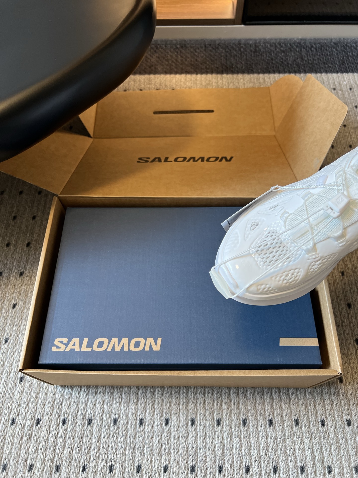 Salomo* x CDG川久保玲联名厚底运动鞋标志性网眼鞋面搭配超厚鞋底，打破户外鞋的刻板印象，把机能