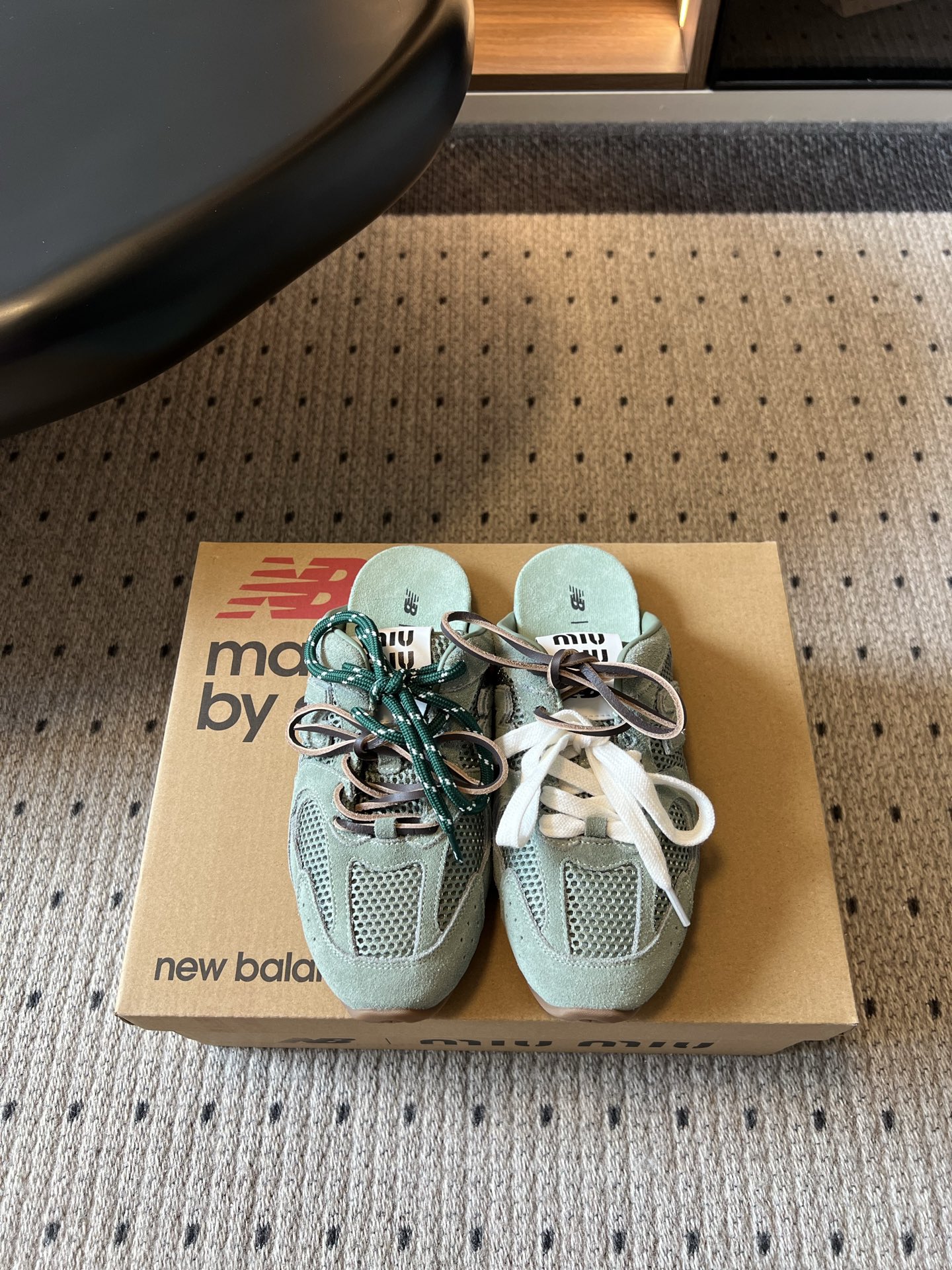 NO:870752,Purchasing-grade Miu Miu x New Balance 26ss new summer joint sneakers half-flop. The classic sneakers combined with the heelless half-flop design are the design highlights of the entire shoe. The upper is made of breathable mesh and fine suede leather. The double-layer contrasting laces are stacked to create layered wear details. The logo on the tongue is embellished to add a light and luxurious atmosphere.  It is suitable for daily wear. The off-white model is paired with sports pants and knitted skirts to create a relaxed Korean style. The mint green is suitable for denim items to highlight a fresh atmosphere. The dark brown retro color is paired with suede bottoms and casual suits, making it easy to achieve the retro college style. The upper is cow suede/mesh, the lining is sheepskin/mesh, and the outsole is TPU.  size 35-41 (customized sizes 40 and 41 are non-returnable), casual shoes/sneakers and half slippers, miumiu, sneakers, skirts, business suit, sheepskin, chamois leather19860909代购级 Miu Miu x New Balance 26ss夏季新款联名运动鞋半拖 经典运动鞋结合无后跟半拖设计是整款鞋的设计亮点,鞋面采用透气网布搭配细腻翻毛皮拼接而成,双层撞色鞋带叠系打造层次穿搭细节,鞋舌标识点缀增添轻奢氛围感. 日常穿搭适配度拉满,米白款搭配运动卫裤、针织半裙打造松弛韩系穿搭,薄荷绿适配牛仔单品凸显清新氛围感,深棕复古配色搭配麂皮下装、休闲西装,轻松拿捏复古学院风. 鞋面牛反绒/网 内里羊皮/网 大底TPU大底 size35-41码（40、41码定制不退换）,休闲鞋/运动鞋半拖,miumiu,sneakers,skirts,business suit,sheepskin,chamois leather,Women's Shoes