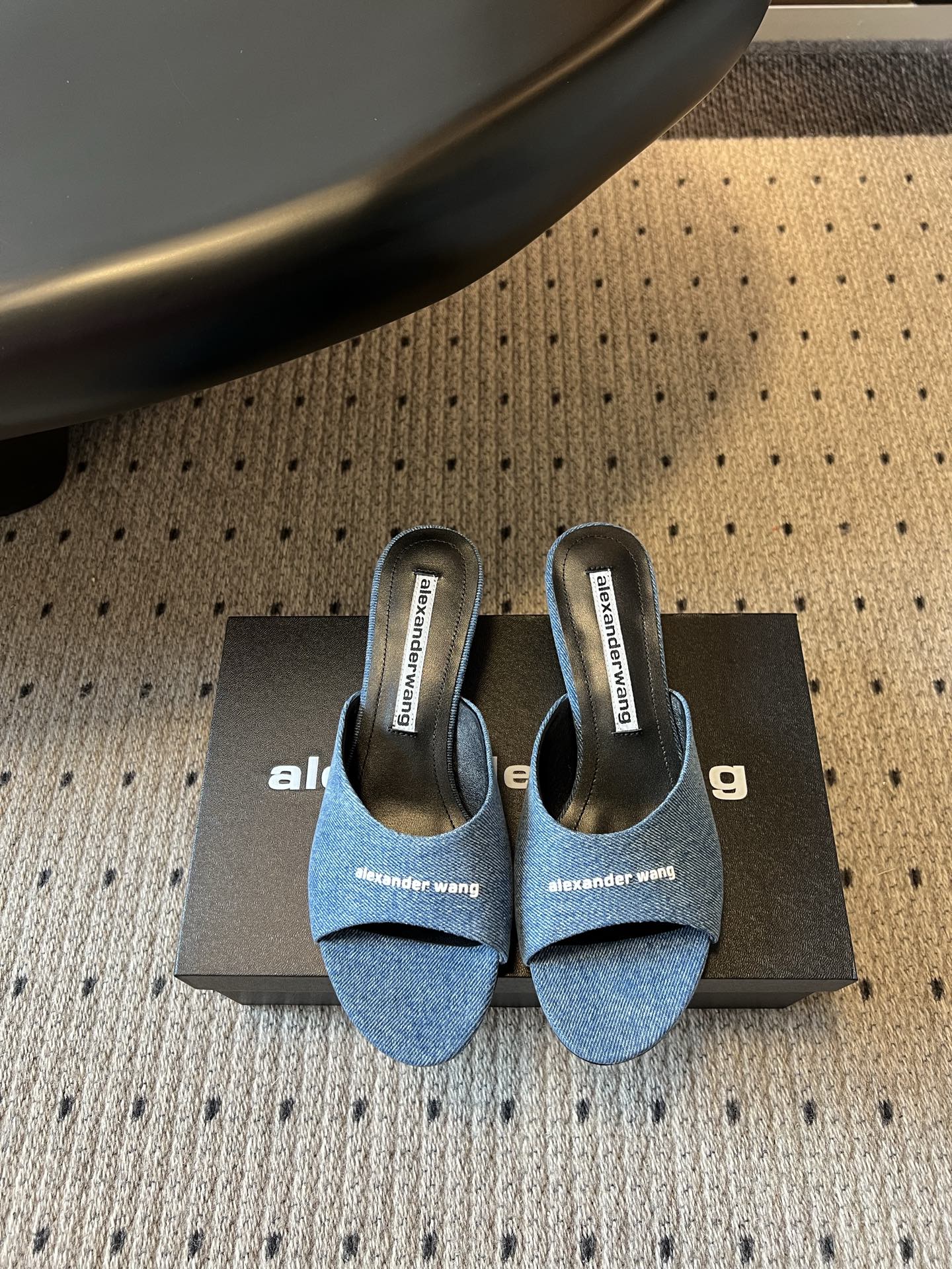 NO:876762,Alexander Wan*26ss new summer style letter low-heeled one-line sandals. A simple open-toe style with a neat stiletto heel. The front of the shoe is embellished with the brand's letter printed logo. It is available in two colors of blue denim fabric and matte black fabric. The neat cut easily exposes the skin on the instep, visually lengthens the leg line, and has a cool and light street luxury temperament.  The outfit is suitable for a variety of fashion styles. The denim blue model is paired with wide-leg jeans and a short waistless top to easily create an American retro street look. The black model is suitable for suit shorts and slim suspender skirts, taking into account both smart commuting and hot girl date looks. Denim upper, sheepskin lining, Italian genuine leather outsole, size 35-40 (40 size customization is non-refundable), heel height 3.5cm 261, high heels and slippers, high  heels,slippers,skirts,shorts,jeans,business suit,sheepskin,Leather soles19860909Alexander Wan*26ss夏季新款字母低跟一字凉拖 简约一字露趾拖版型搭配利落细高跟,鞋身正面点缀品牌字母印花标识,蓝调牛仔面料与哑光黑面料双配色可选,利落剪裁轻松露出脚背肌肤,从视觉上拉长腿部线条,自带街头轻奢的潮酷气质. 穿搭适配多种潮流风格,牛仔蓝款搭配阔腿牛仔裤、短款露腰上衣,轻松打造美式复古街头穿搭,黑色款适配西装短裤、修身吊带裙,兼顾干练通勤与辣妹约会造型. 鞋面牛仔布 内里羊皮 大底意大利真皮大底 size35-40码（40码定制不退换） 跟高3.5cm 261,高跟鞋拖鞋,high heels,slippers,skirts,shorts,jeans,business suit,sheepskin,Leather soles,Women's Shoes