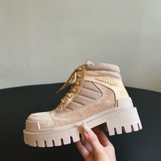 男款+20 Balenciag*26ss夏季新款复古马丁靴 自带复古滤镜的磨砂麂皮拼接材质,厚底工装靴型超有质感,上脚就 男款+20 Balenciag*26ss夏季新款复古马丁靴 自带复古滤镜的磨砂麂皮拼接材质,厚底工装靴型超有质感,上脚就
