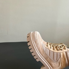 男款+20 Balenciag*26ss夏季新款复古马丁靴 自带复古滤镜的磨砂麂皮拼接材质,厚底工装靴型超有质感,上脚就 男款+20 Balenciag*26ss夏季新款复古马丁靴 自带复古滤镜的磨砂麂皮拼接材质,厚底工装靴型超有质感,上脚就