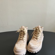 男款+20 Balenciag*26ss夏季新款复古马丁靴 自带复古滤镜的磨砂麂皮拼接材质,厚底工装靴型超有质感,上脚就 男款+20 Balenciag*26ss夏季新款复古马丁靴 自带复古滤镜的磨砂麂皮拼接材质,厚底工装靴型超有质感,上脚就