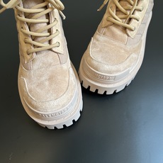 男款+20 Balenciag*26ss夏季新款复古马丁靴 自带复古滤镜的磨砂麂皮拼接材质,厚底工装靴型超有质感,上脚就 男款+20 Balenciag*26ss夏季新款复古马丁靴 自带复古滤镜的磨砂麂皮拼接材质,厚底工装靴型超有质感,上脚就