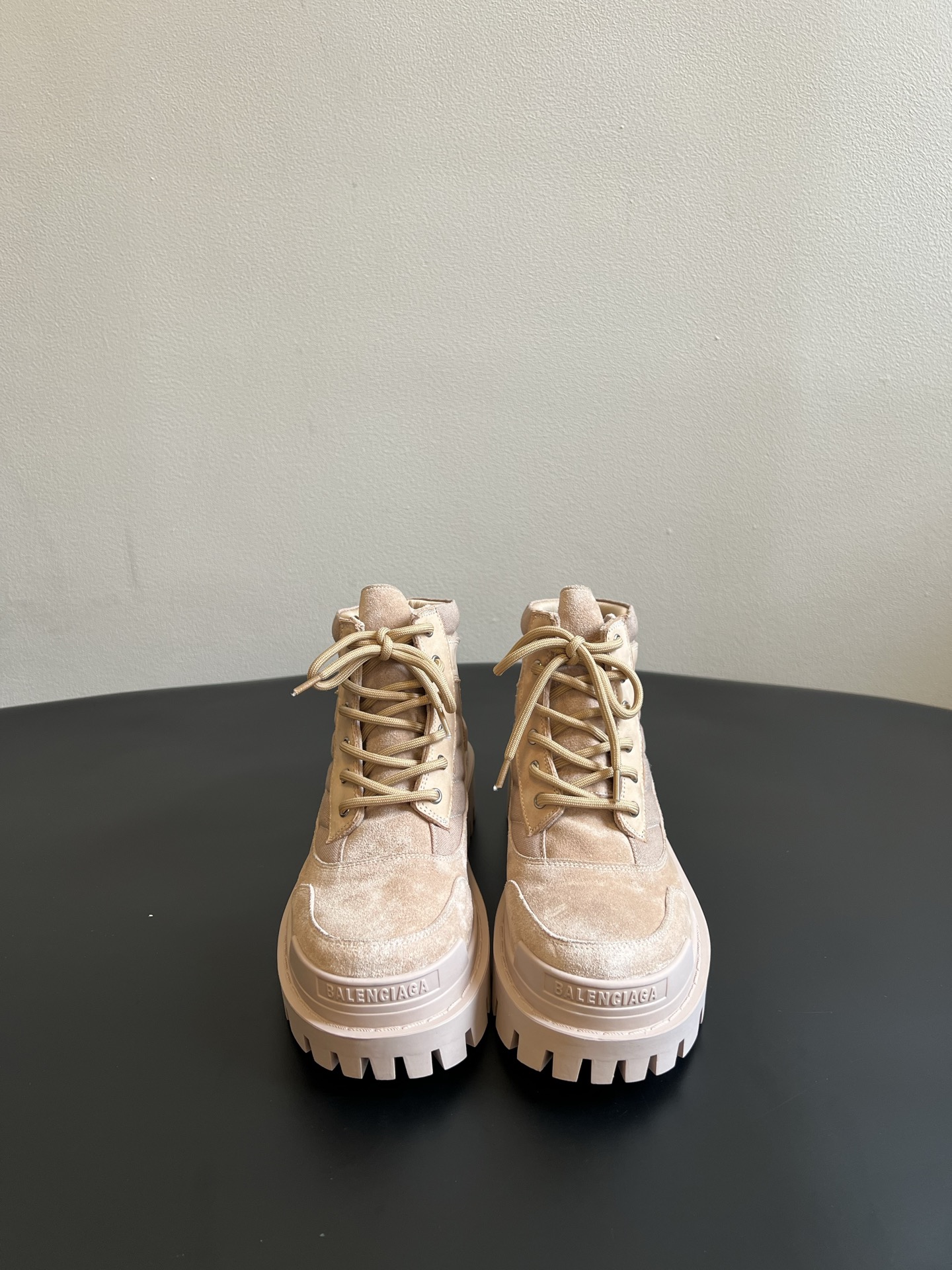 男款+20 Balenciag*26ss夏季新款复古马丁靴 自带复古滤镜的磨砂麂皮拼接材质，厚底工装靴型超有质感，上脚就